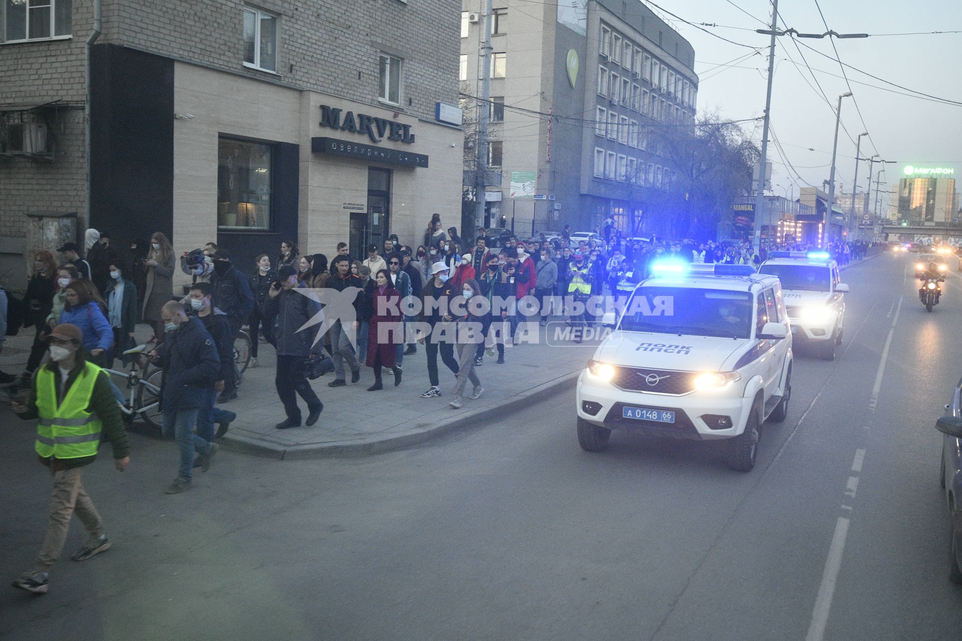 Екатеринбург. Участники несогласованной акции сторонников оппозиционера Алексея Навального во время шествия по городу