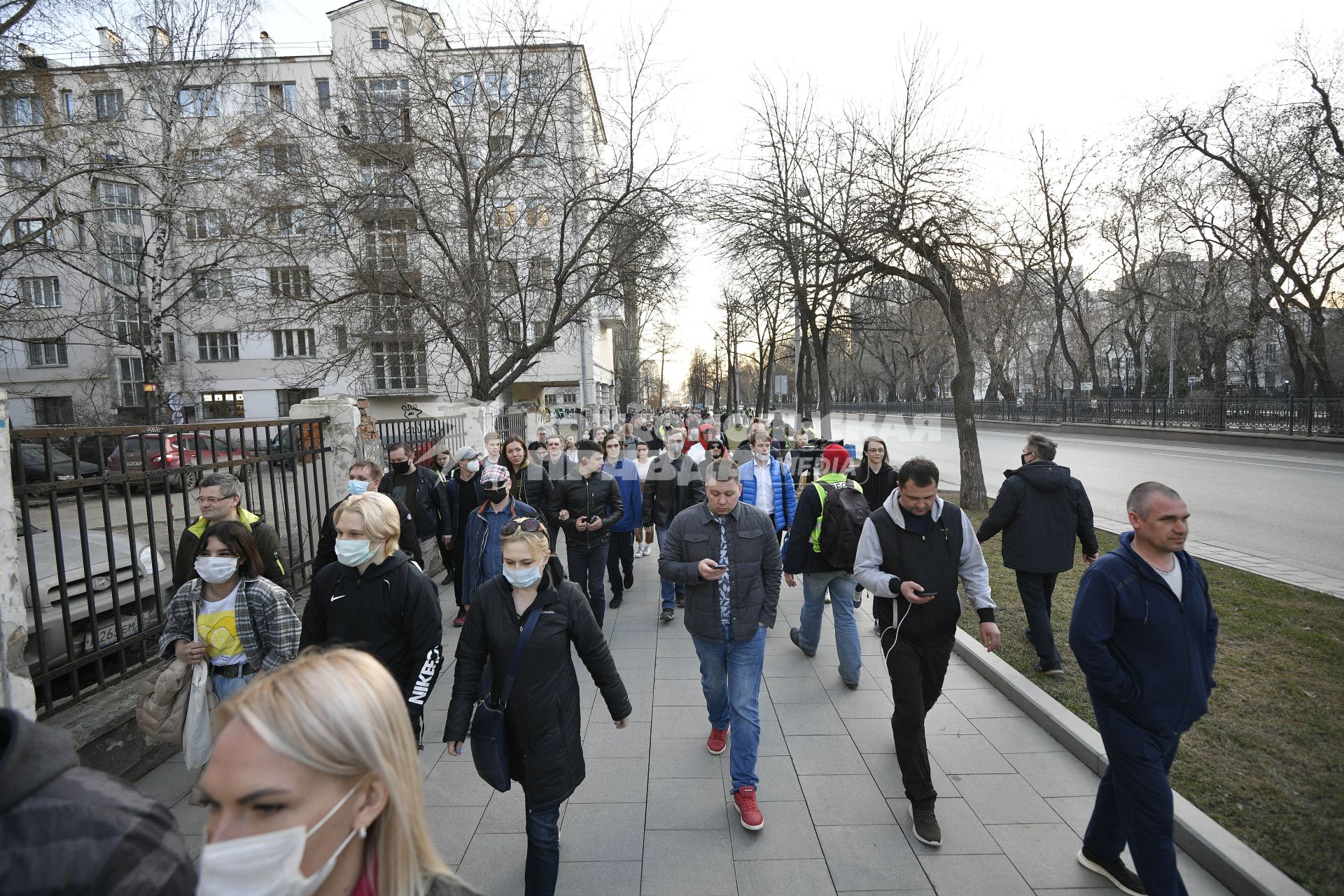 Екатеринбург. Участники несогласованной акции сторонников оппозиционера Алексея Навального во время шествия по городу