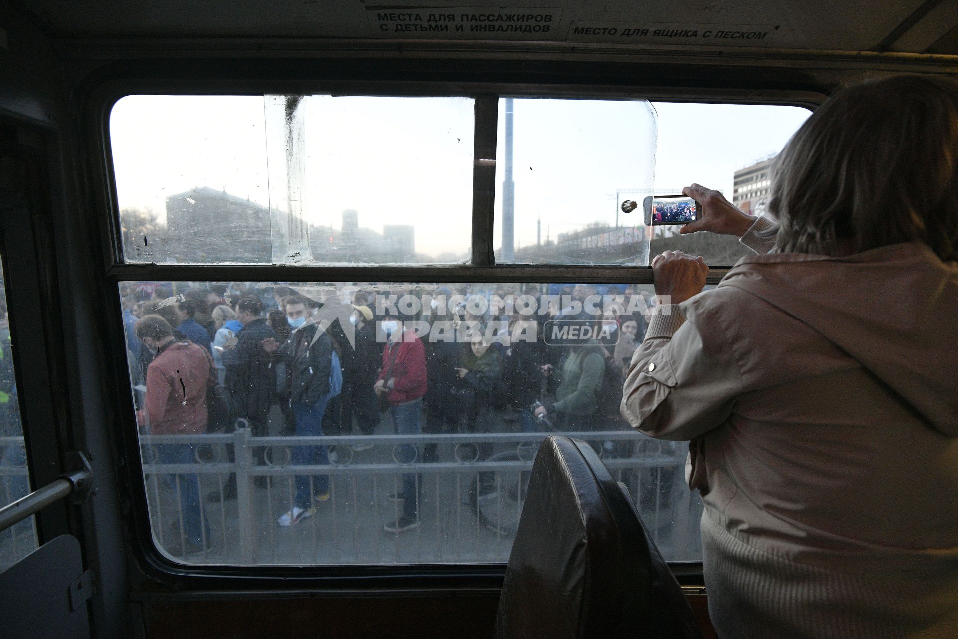 Екатеринбург. Участники несогласованной акции сторонников оппозиционера Алексея Навального во время шествия по городу