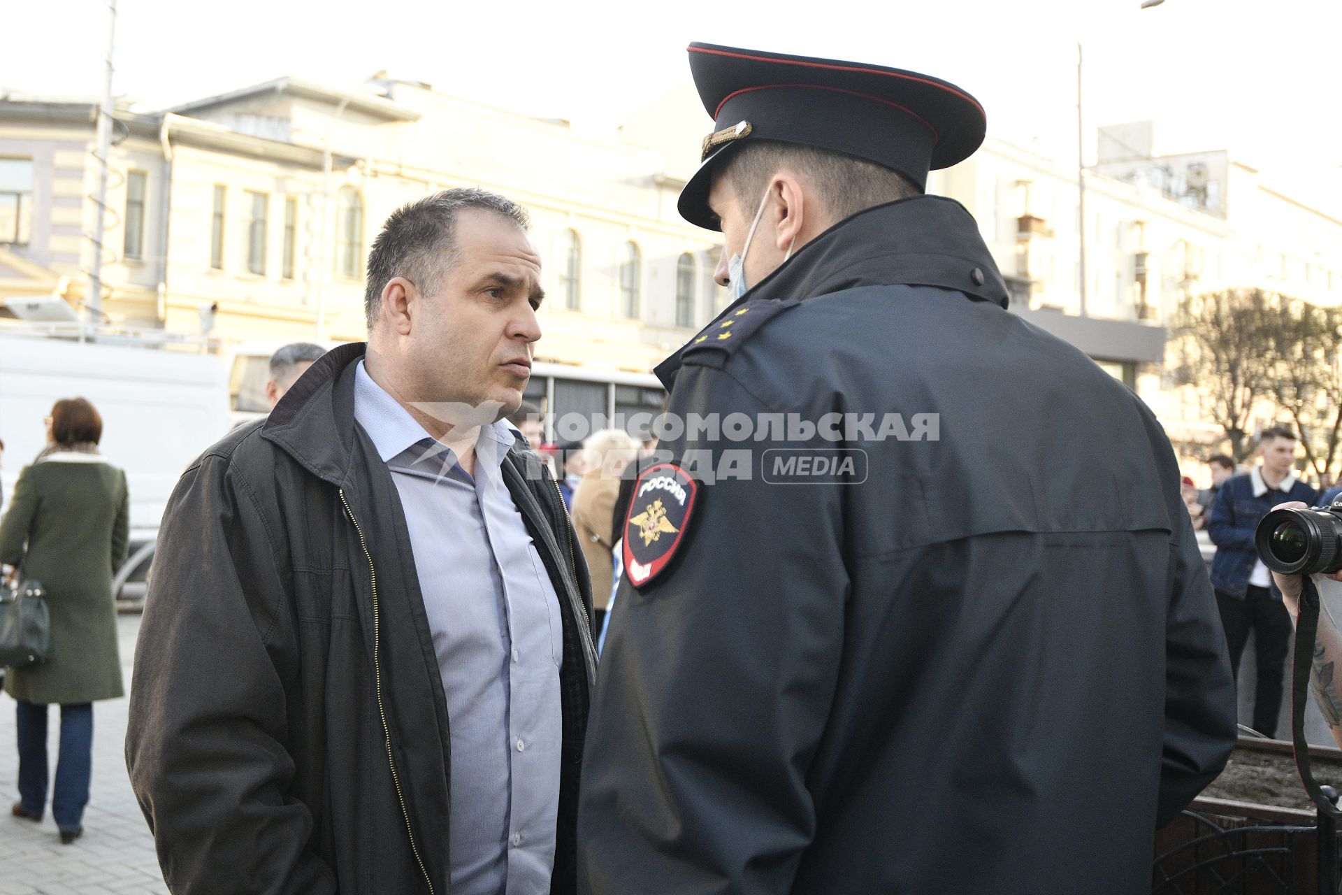 Екатеринбург. Участник несогласованного шествия сторонников оппозиционера Алексея Навального разговаривает с полицейским