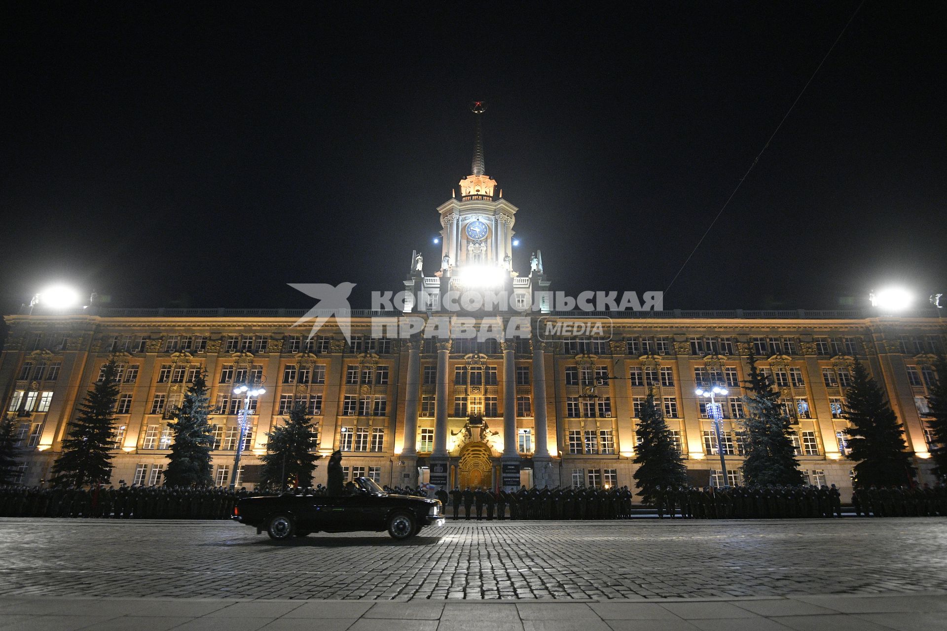 Екатеринбург. Первая ночная репетиция военного парада к дню Победы