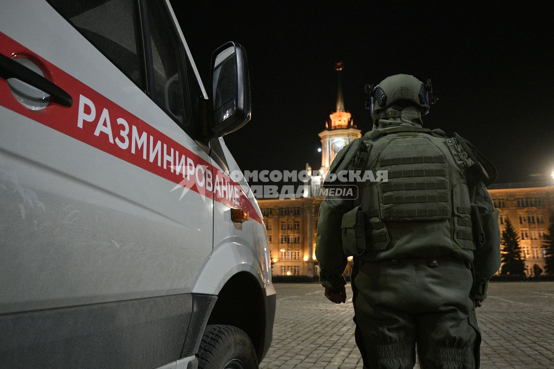 Екатеринбург. Сапер инженерных войск у машины разминирования, во время первой ночной репетиции военного парада к дню Победы