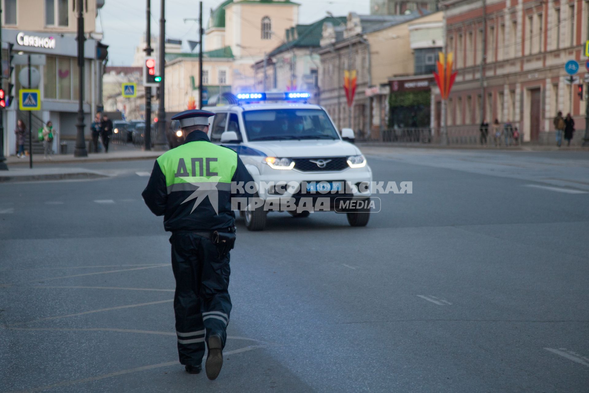 Пермь. Сотрудник ДПС во время дежурства на одной из улиц города.