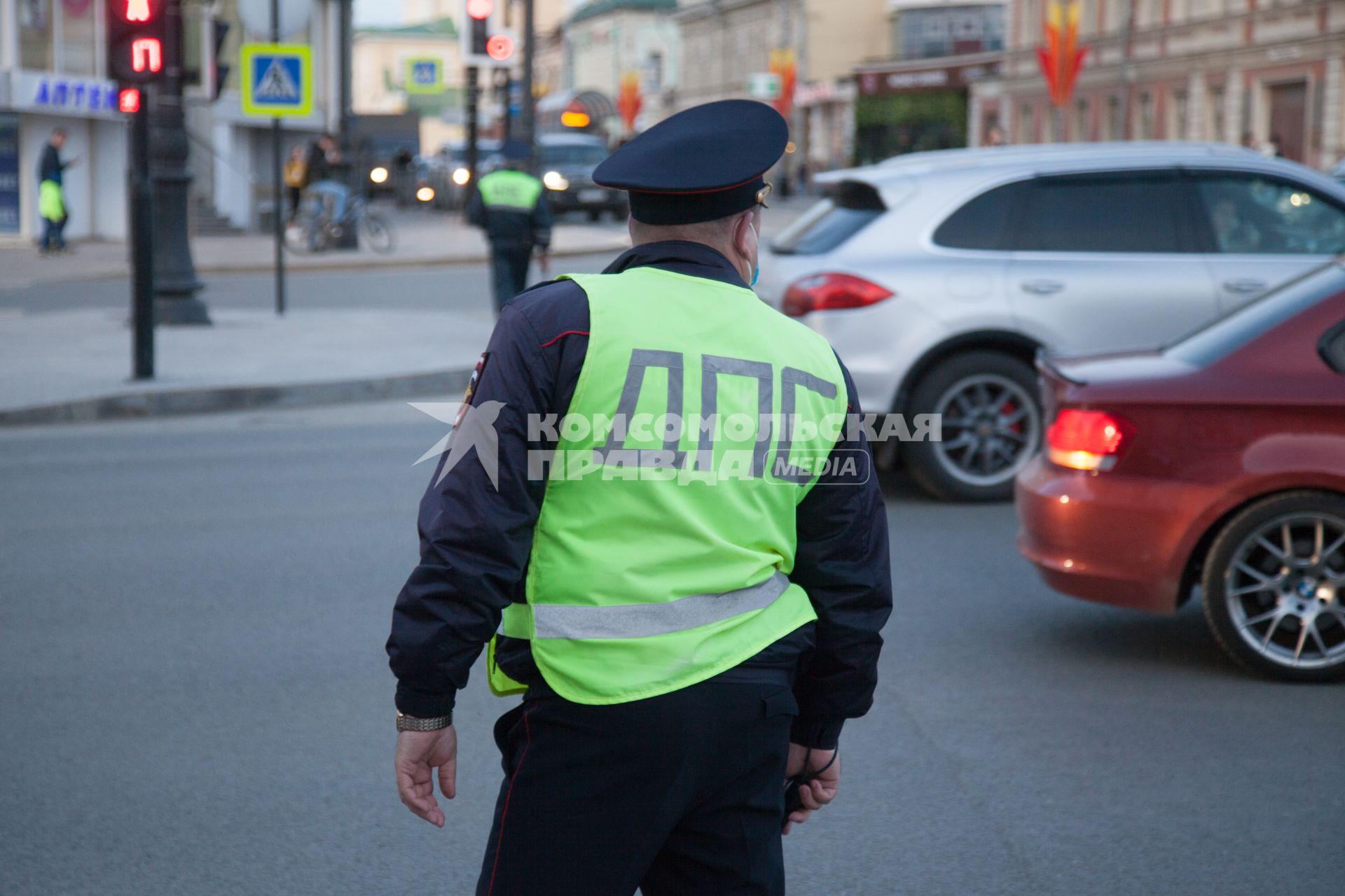Пермь. Сотрудник ДПС во время дежурства на одной из улиц города.