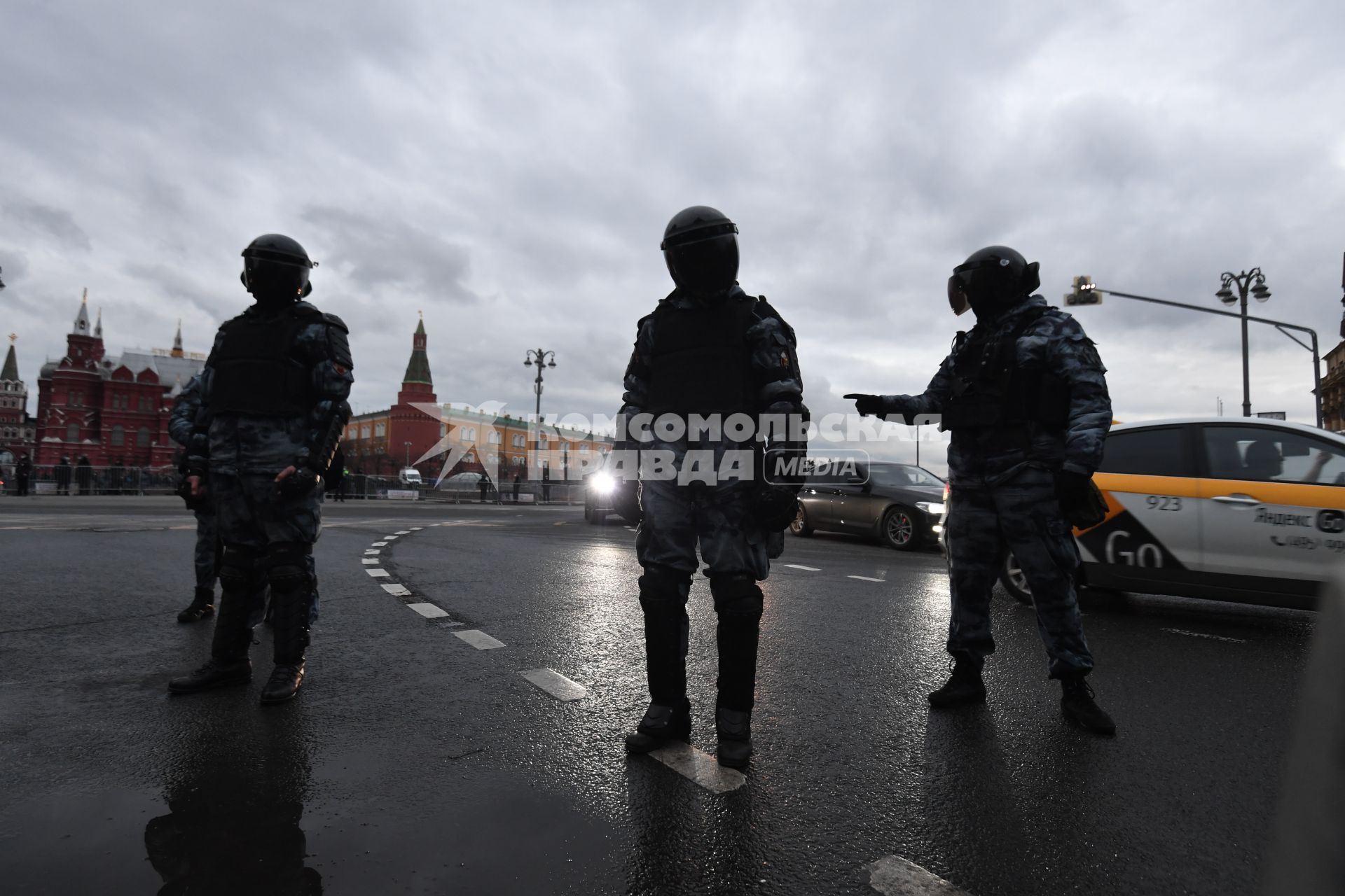 Москва. Сотрудники правоохранительных органов во время  несанкционированной акции в поддержку Алексея Навального на Моховой улице.