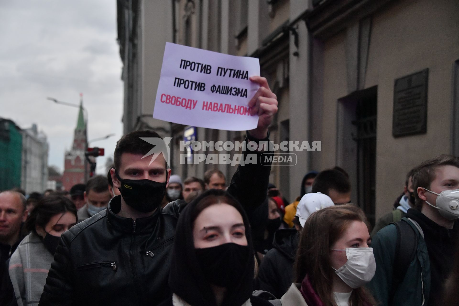 Москва. Участники несанкционированной  акции в поддержку Алексея Навального во время проведения митинга.