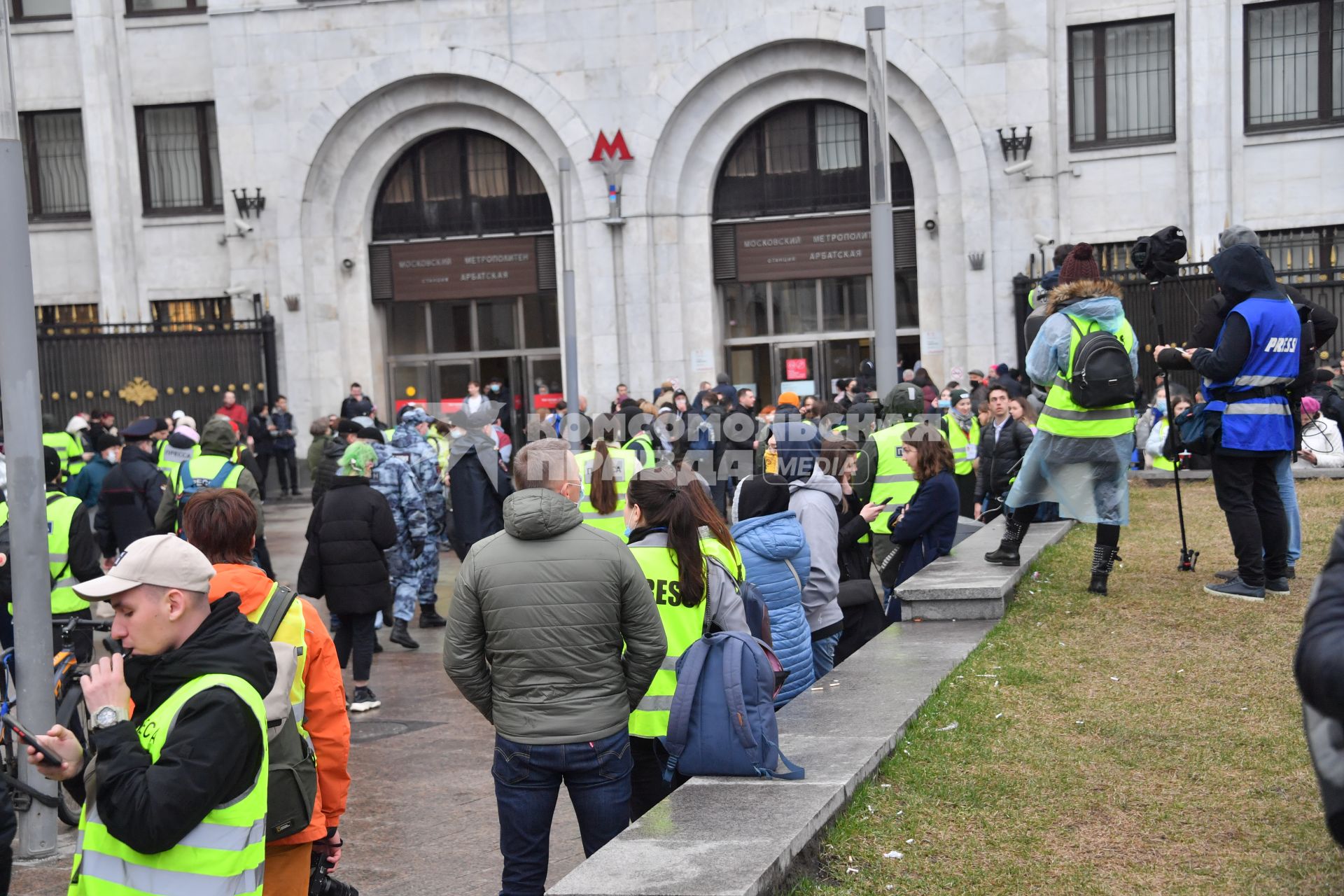 Москва.  Участники несанкционированной  акции в поддержку Алексея Навального и представители прессы у станции метро Арбатская.