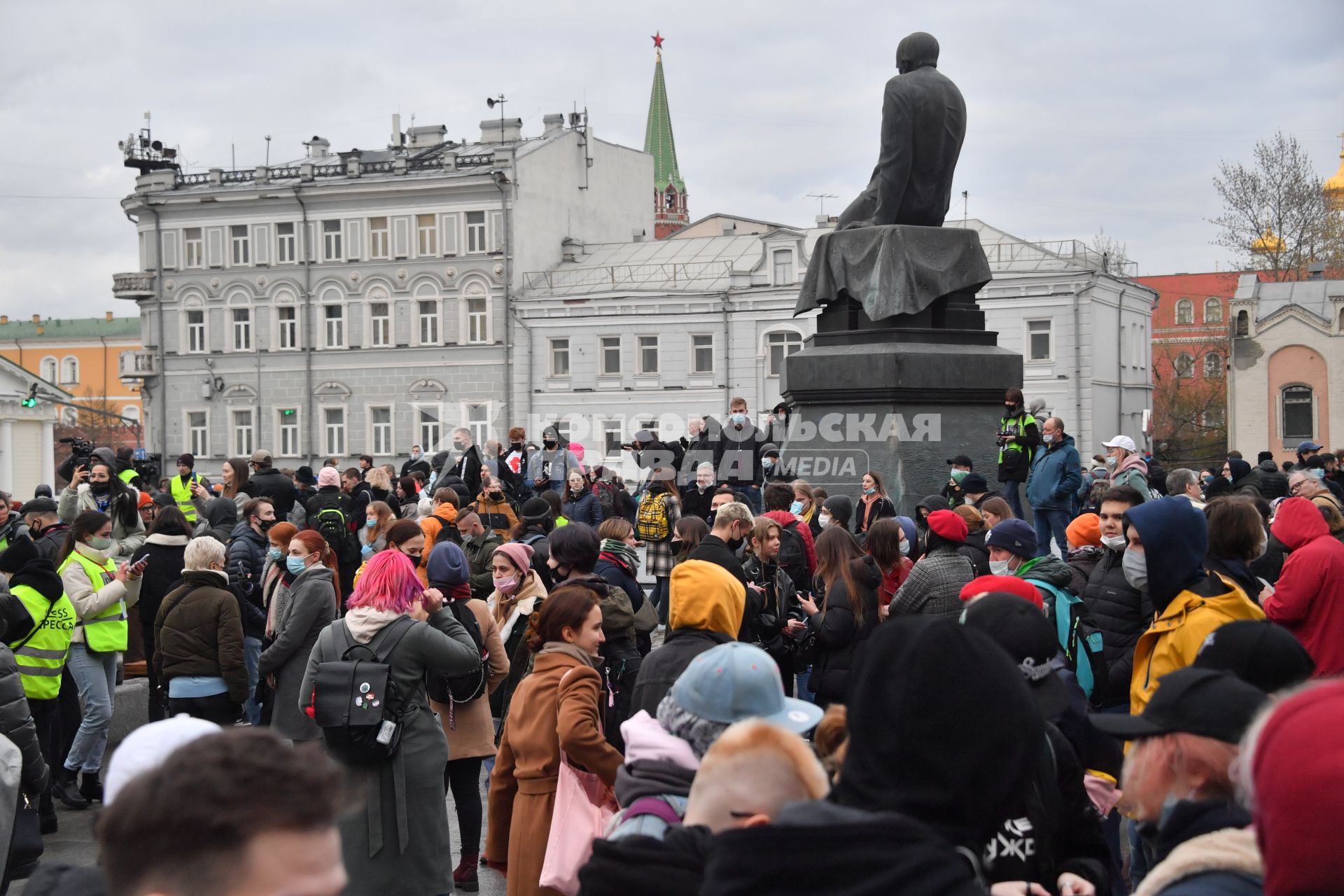 Москва.  Участники несанкционированной  акции в поддержку Алексея Навального и представители прессы у Библиотеки имени Ленина.