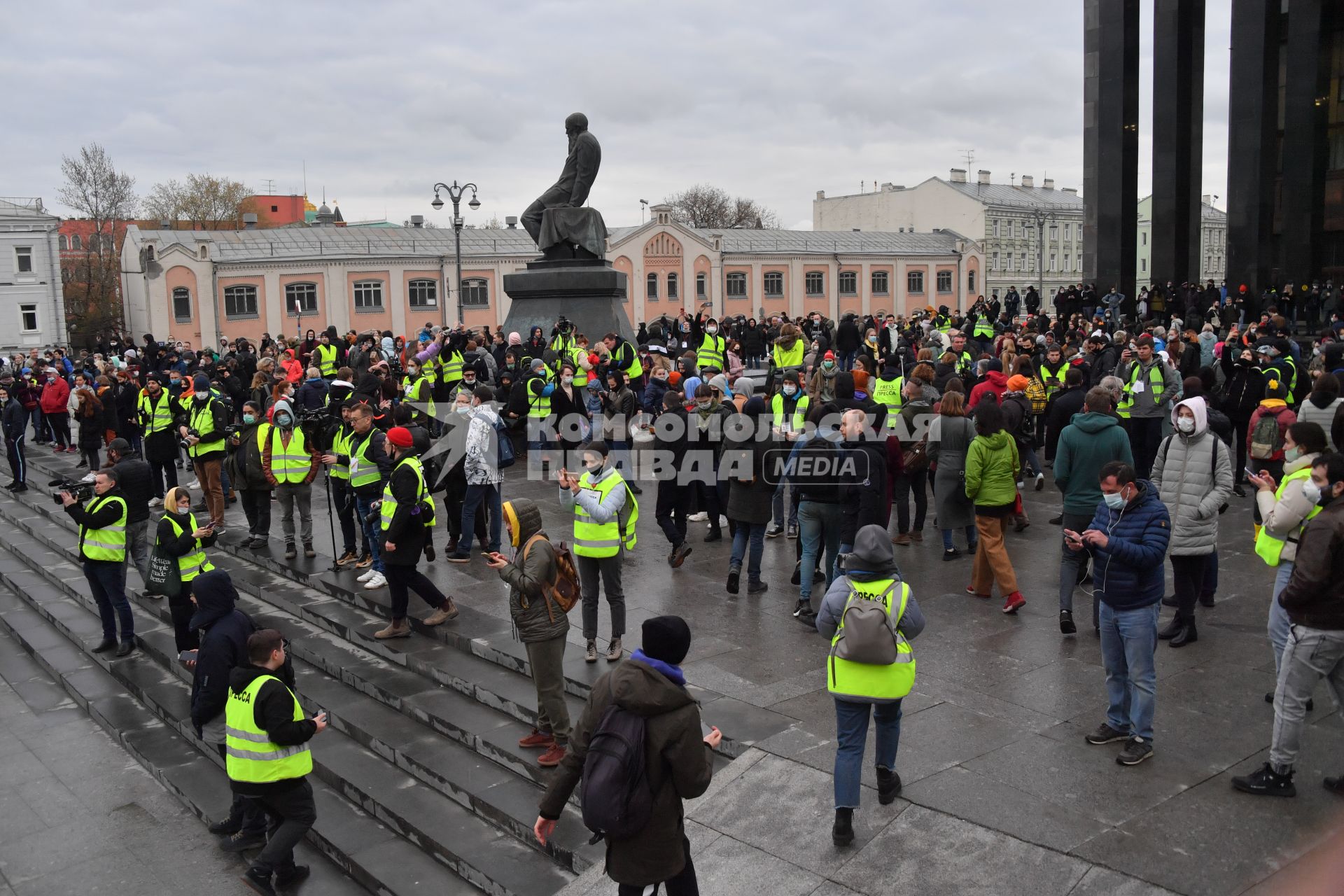 Москва.  Участники несанкционированной  акции в поддержку Алексея Навального и представители прессы у Библиотеки имени Ленина.