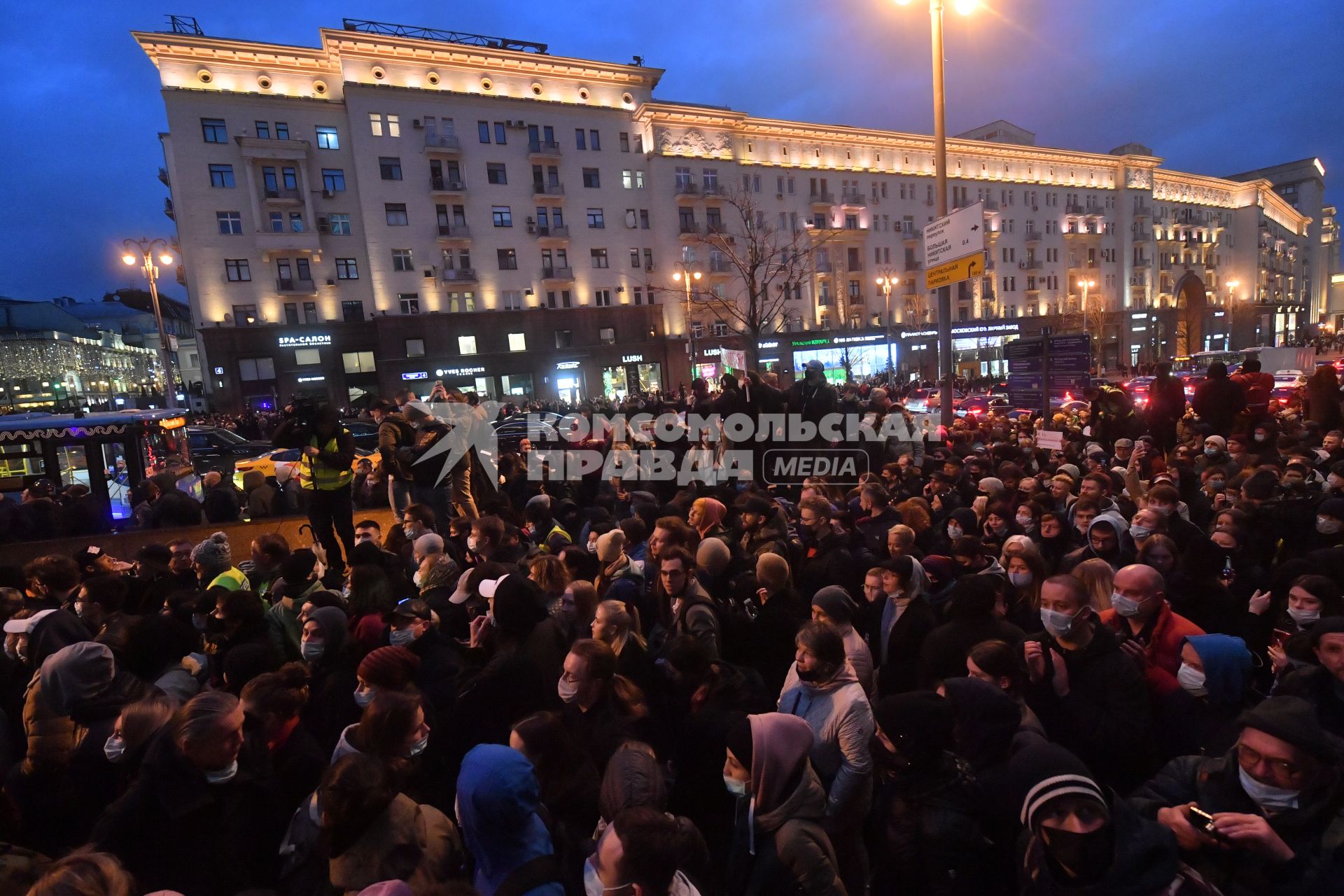 Москва. Участники несанкционированной  акции в поддержку Алексея Навального на Тверской улице.