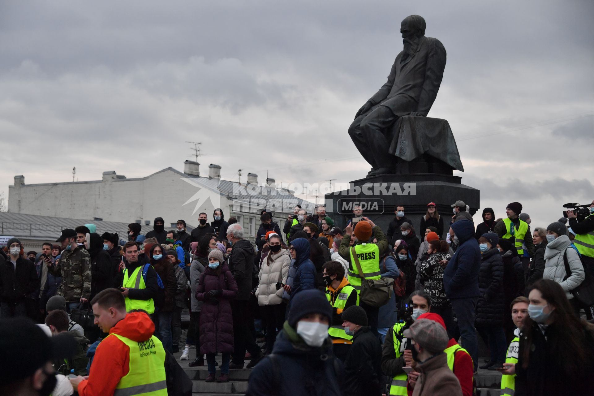 Москва.  Участники несанкционированной  акции в поддержку Алексея Навального и представители прессы у Библиотеки имени Ленина.