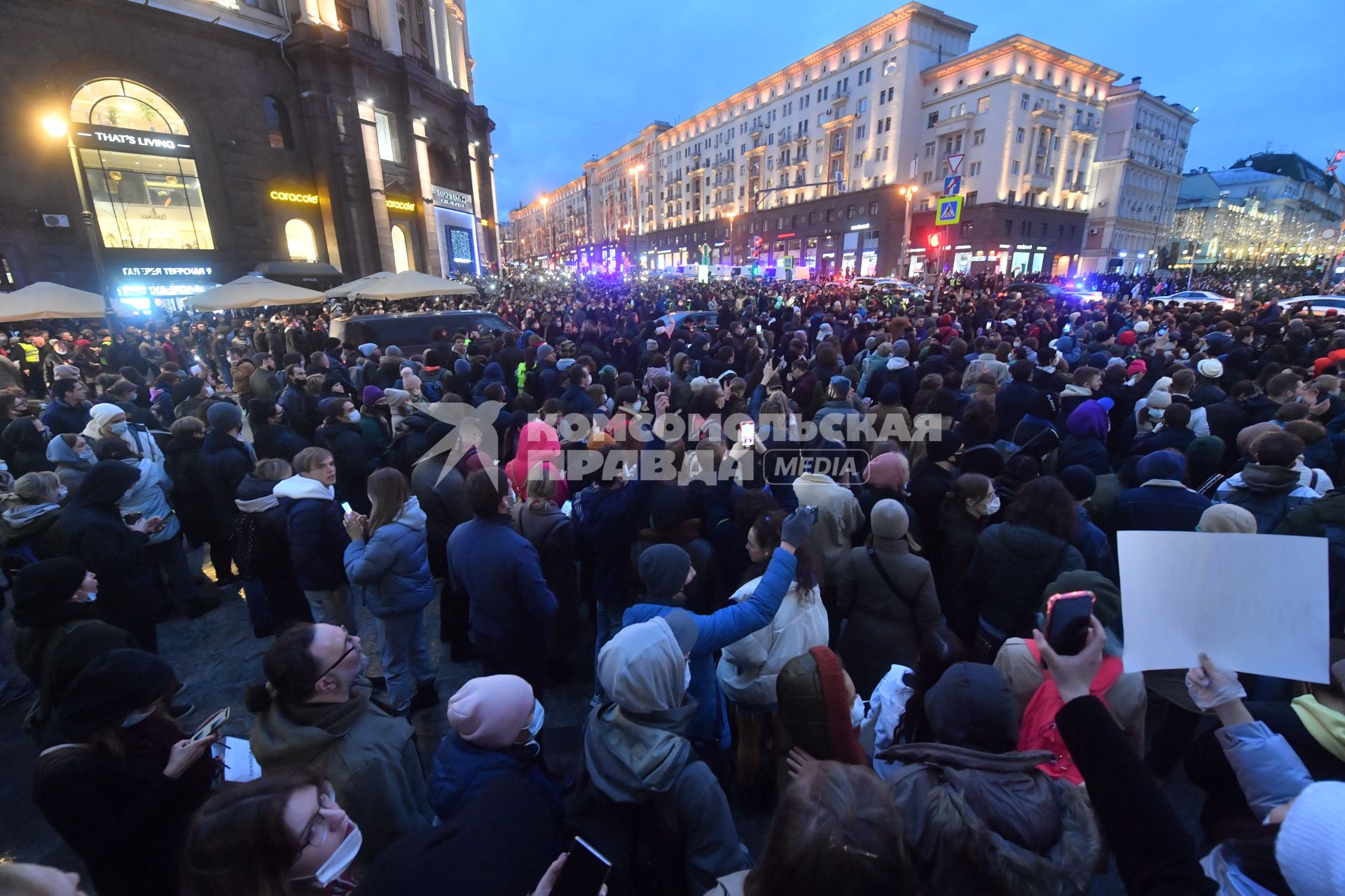 Москва. Участники несанкционированной  акции в поддержку Алексея Навального на Тверской улице.