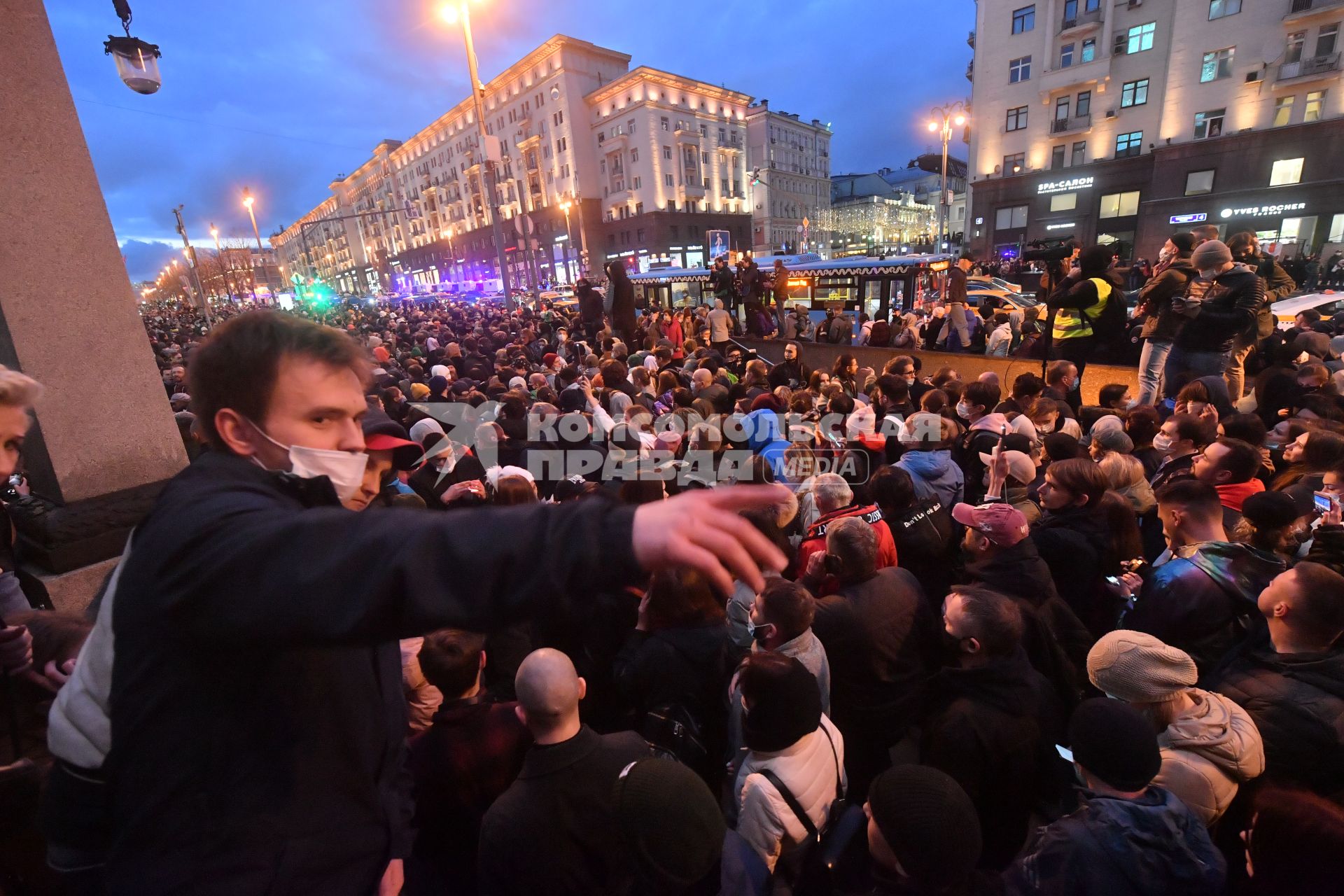 Москва. Участники несанкционированной  акции в поддержку Алексея Навального на Тверской улице.