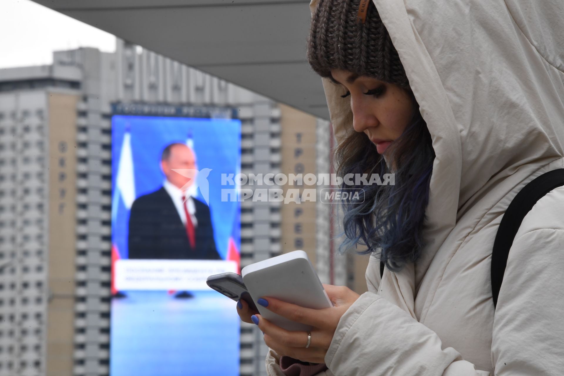 Москва. Трансляция послания президента РФ Владимира Путина Федеральному Собранию на медиафасаде гостиницы `Салют`.