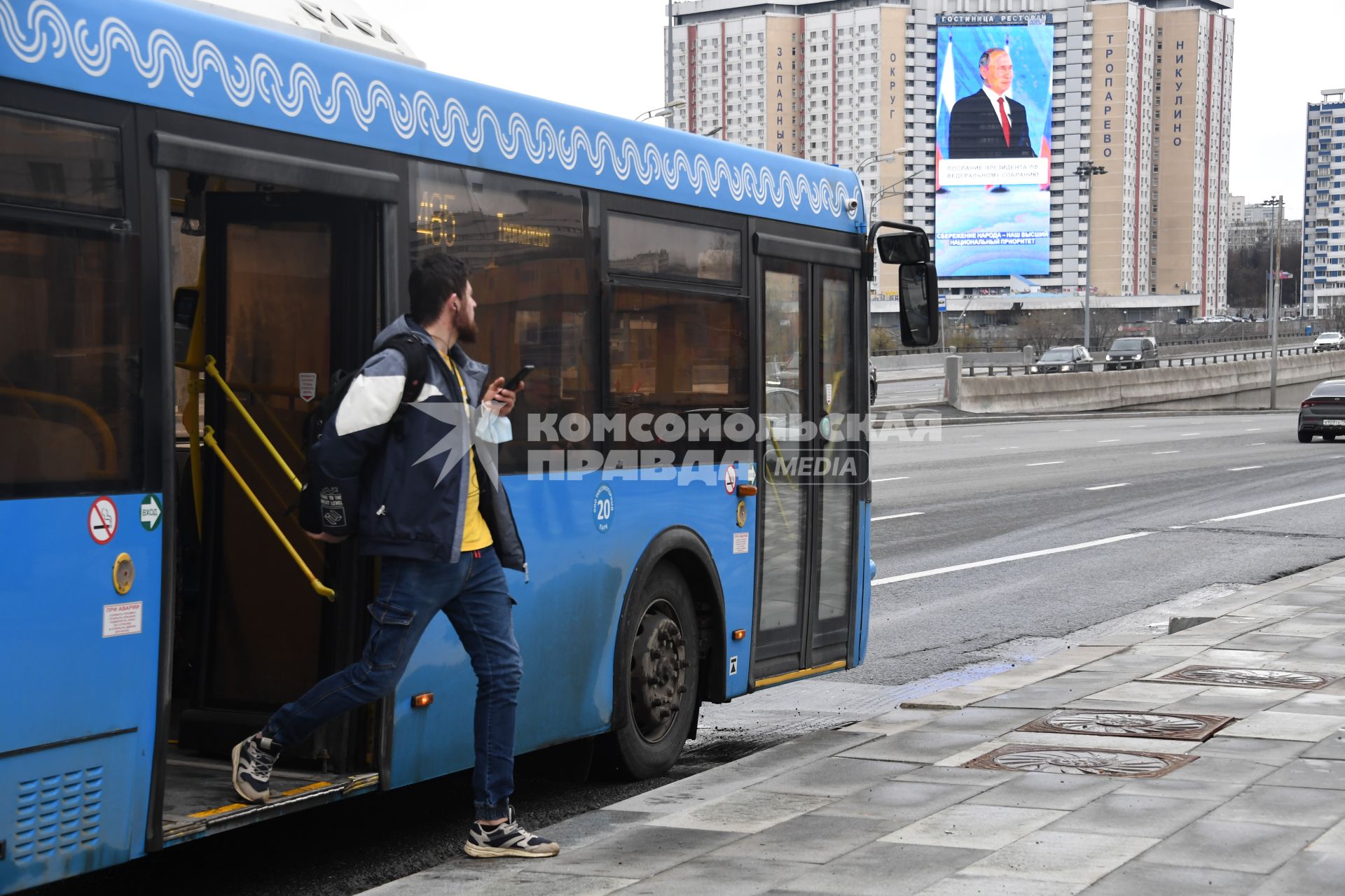 Москва. Трансляция послания президента РФ Владимира Путина Федеральному Собранию на медиафасаде гостиницы `Салют`.