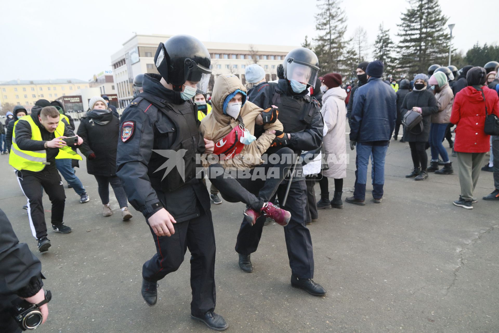 Барнаул.  Сотрудники правоохранительных органов задерживают участника несанкционированной акции в поддержку Алексея Навального.