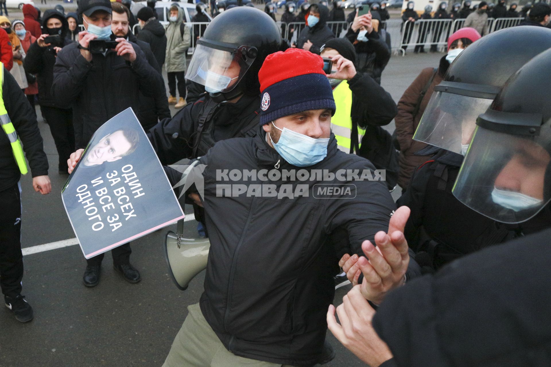 Барнаул.  Сотрудники правоохранительных органов задерживают участника несанкционированной акции в поддержку Алексея Навального.