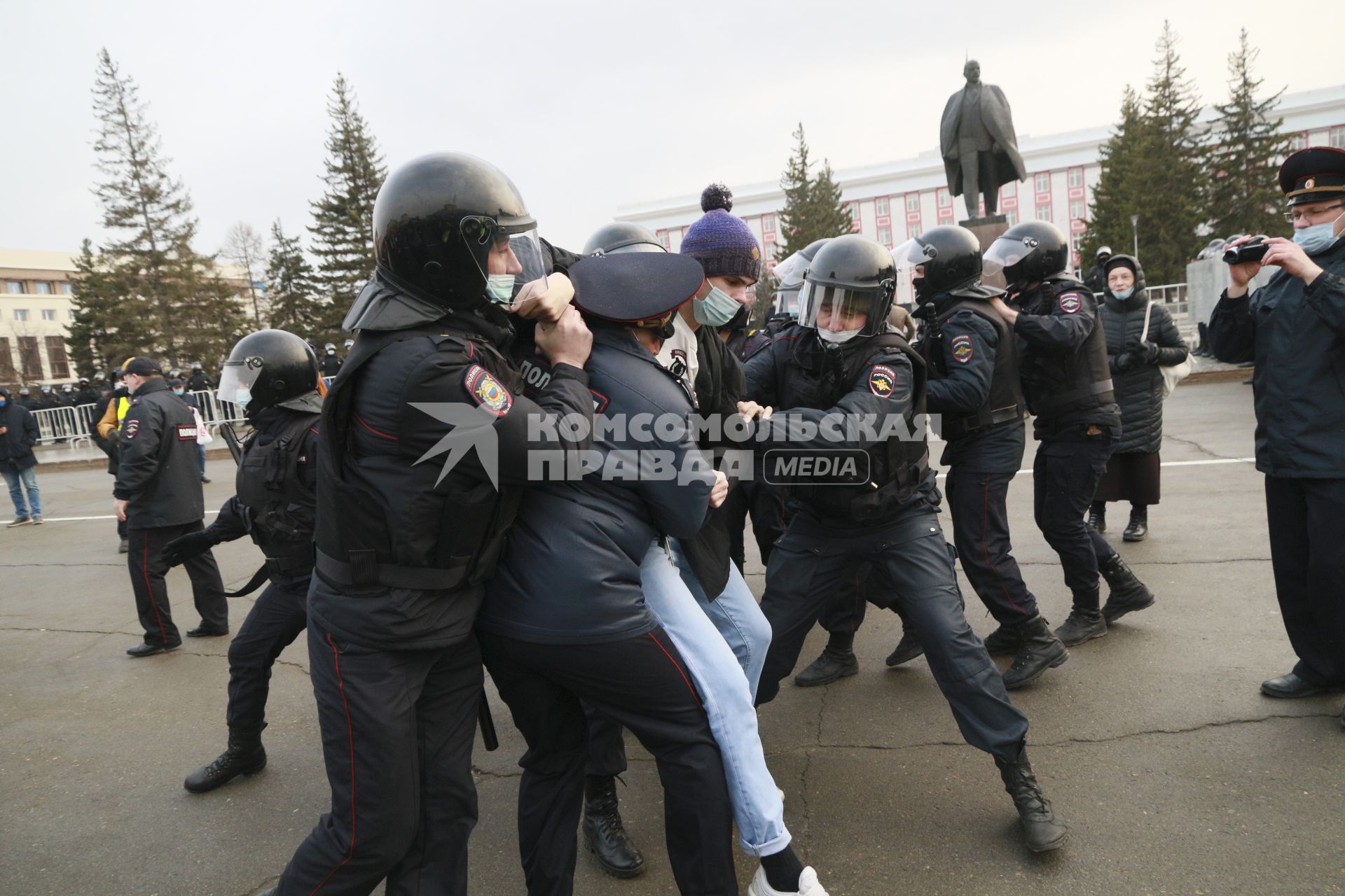 Барнаул.  Сотрудники правоохранительных органов задерживают участника несанкционированной акции в поддержку Алексея Навального.