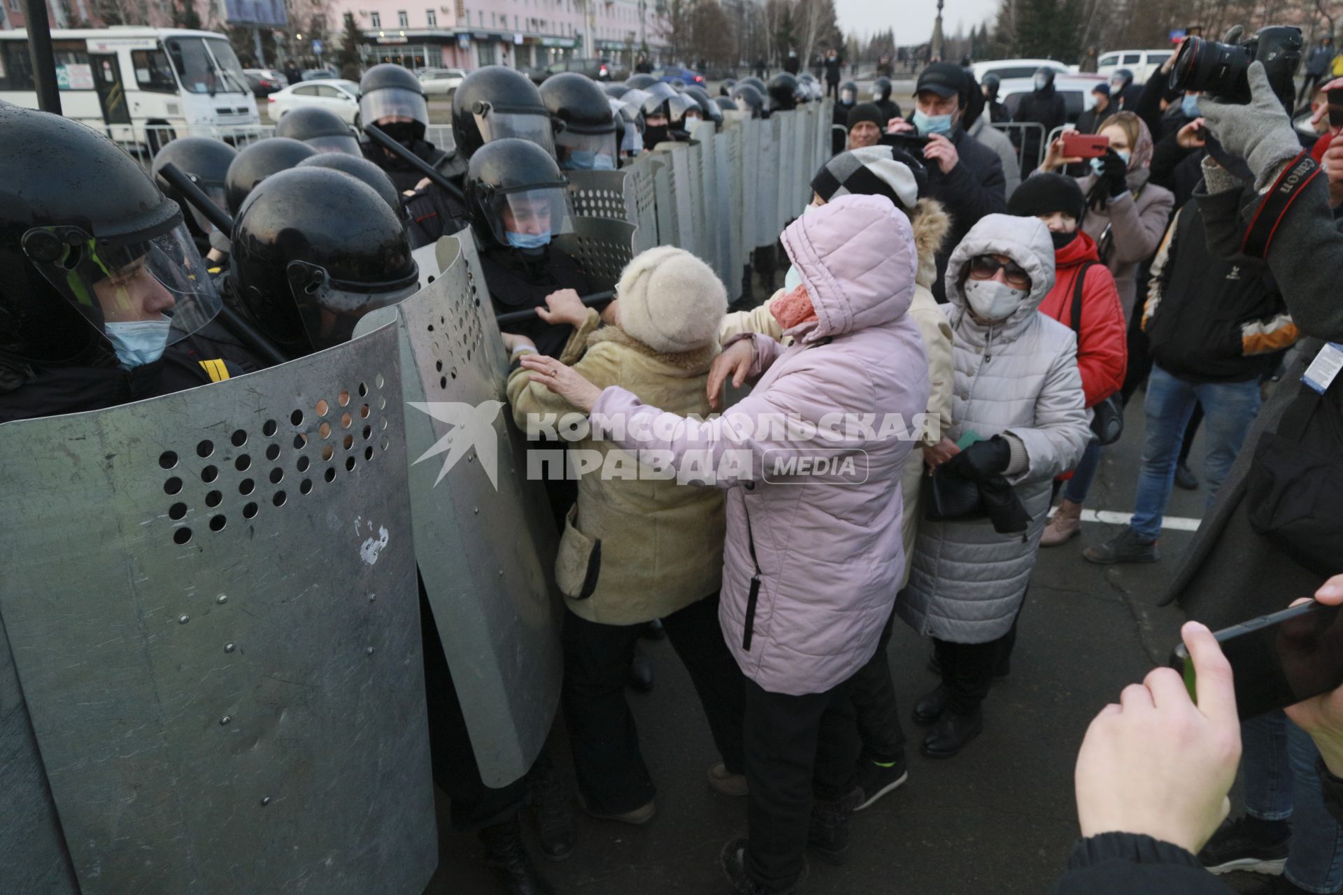 Барнаул. Сотрудники правоохранительных органов и участники   несанкционированной акции в поддержку Алексея Навального.