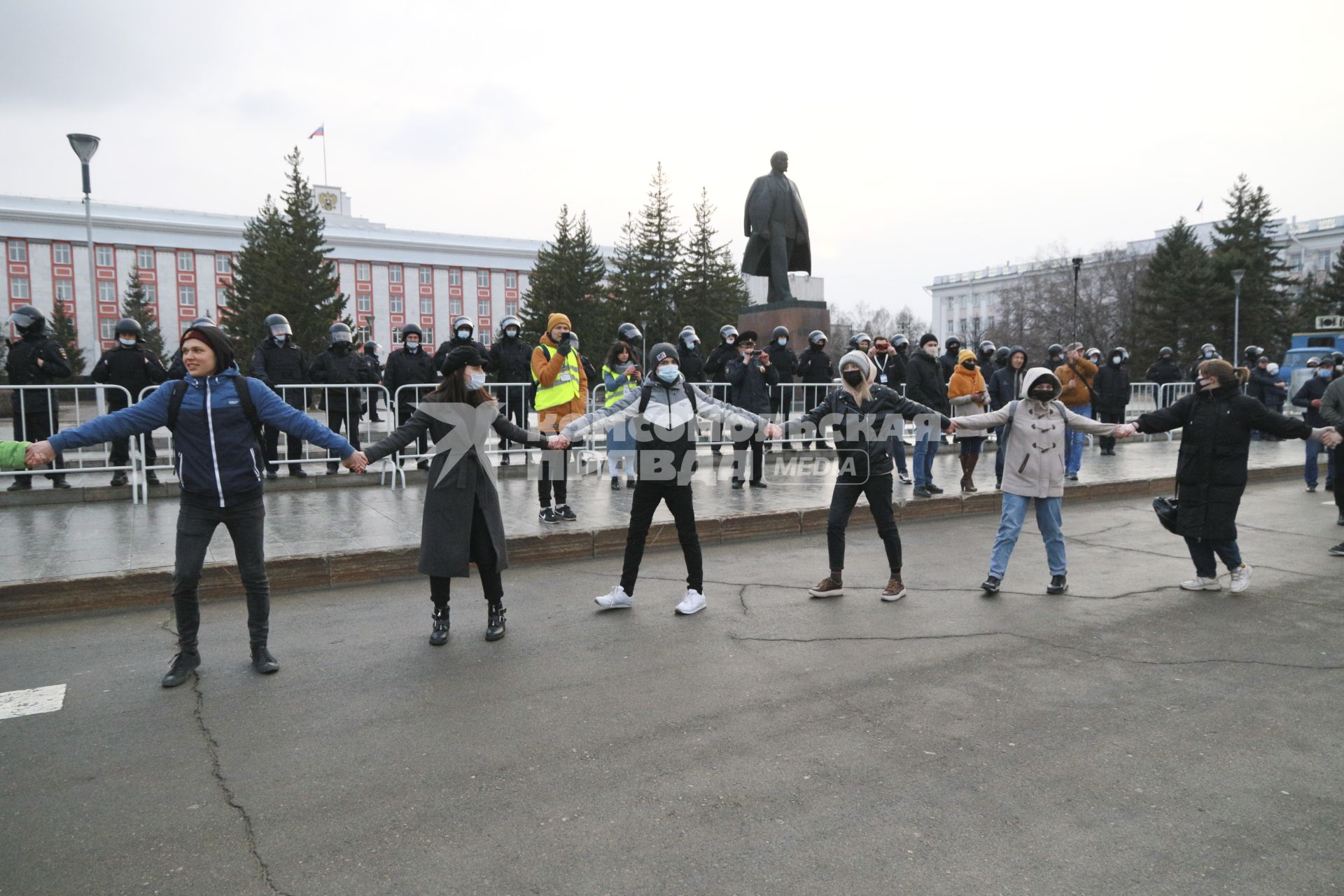 Барнаул. Участники несанкционированной акции в поддержку Алексея Навального.