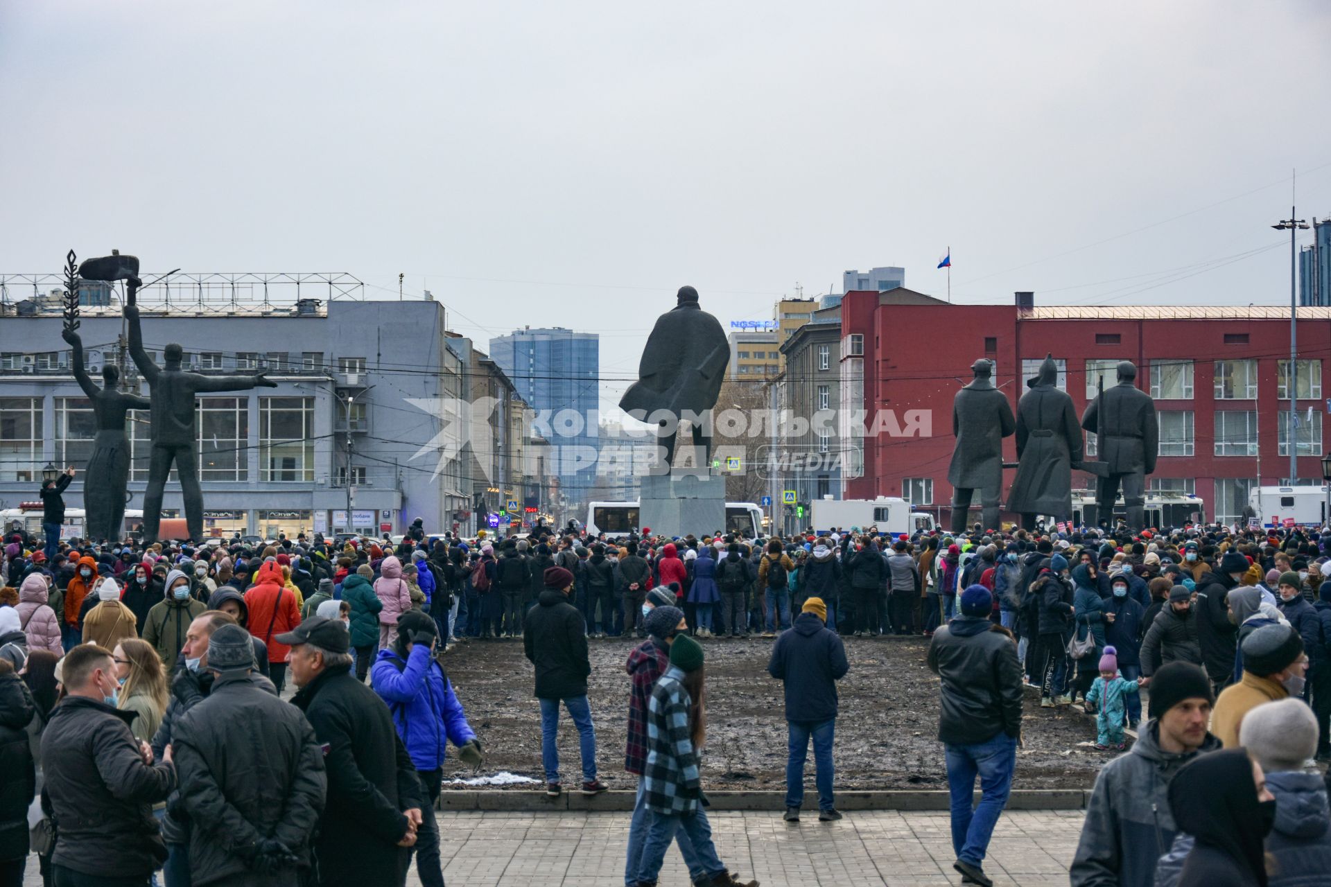 Новосибирск.  Участники несанкционированной акции в поддержку Алексея Навального  на площади Ленина.