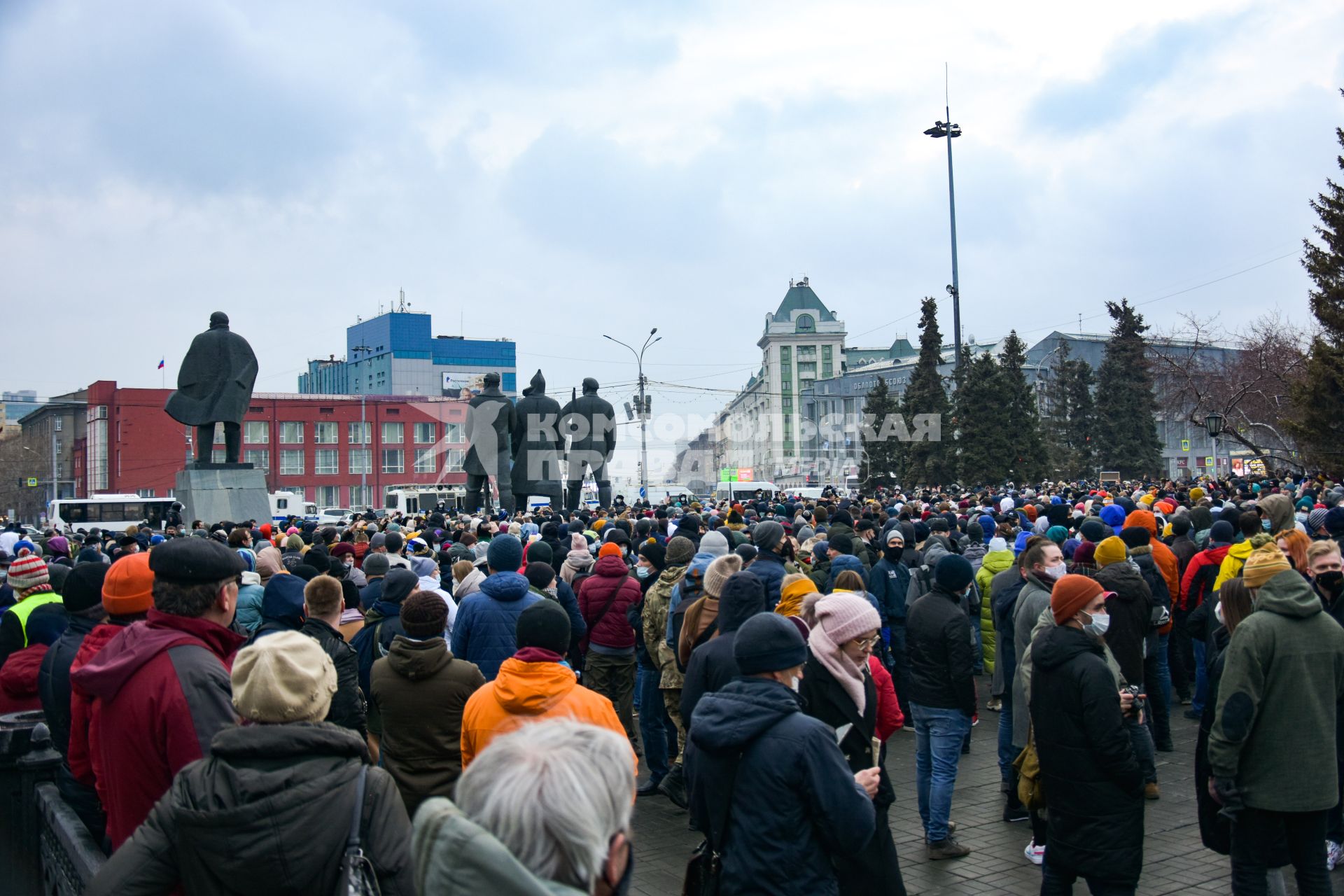 Новосибирск.  Участники несанкционированной акции в поддержку Алексея Навального  на площади Ленина.
