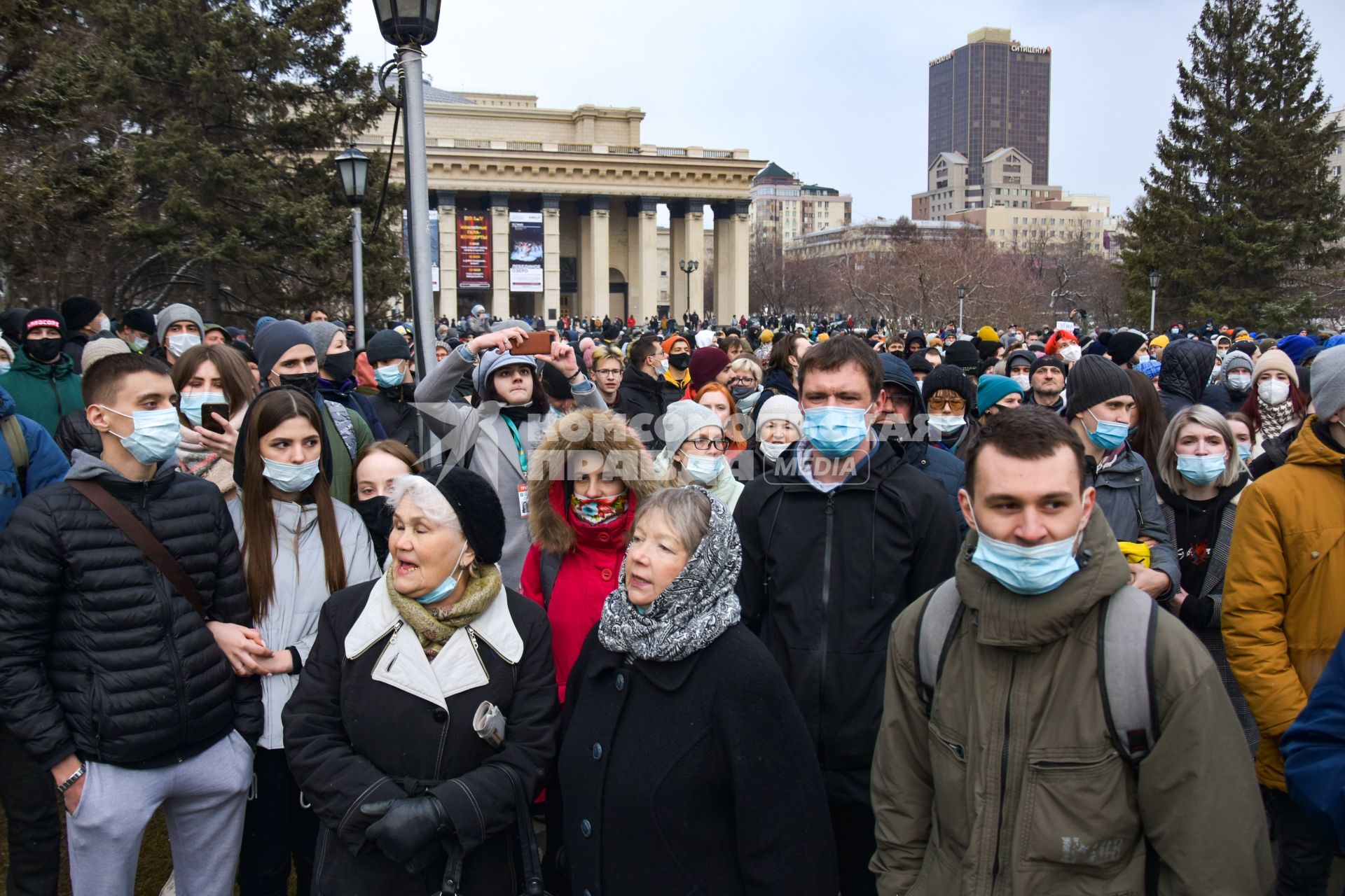 Новосибирск.  Участники несанкционированной акции в поддержку Алексея Навального  на площади Ленина.