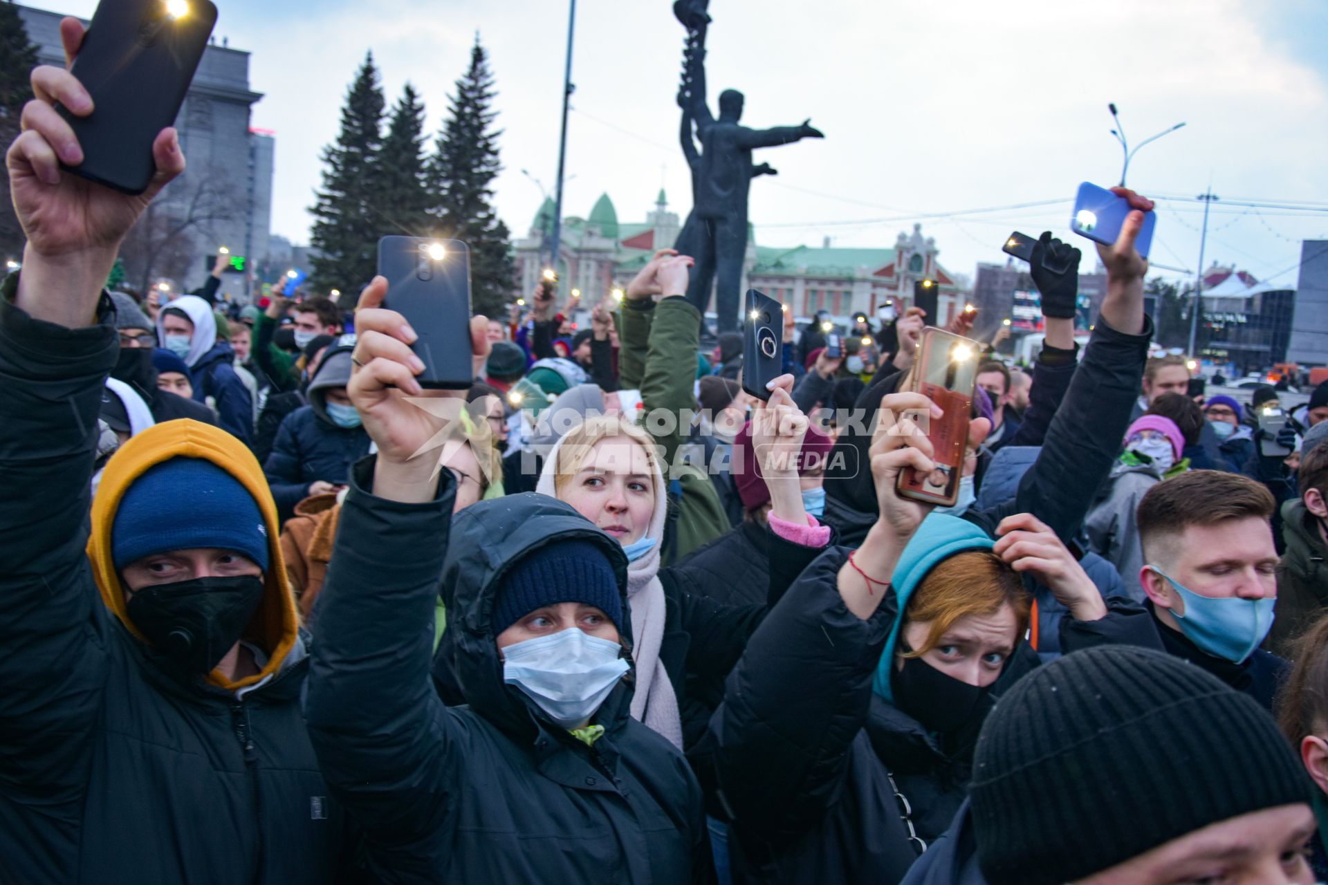 Новосибирск.  Участники несанкционированной акции в поддержку Алексея Навального  на площади Ленина.