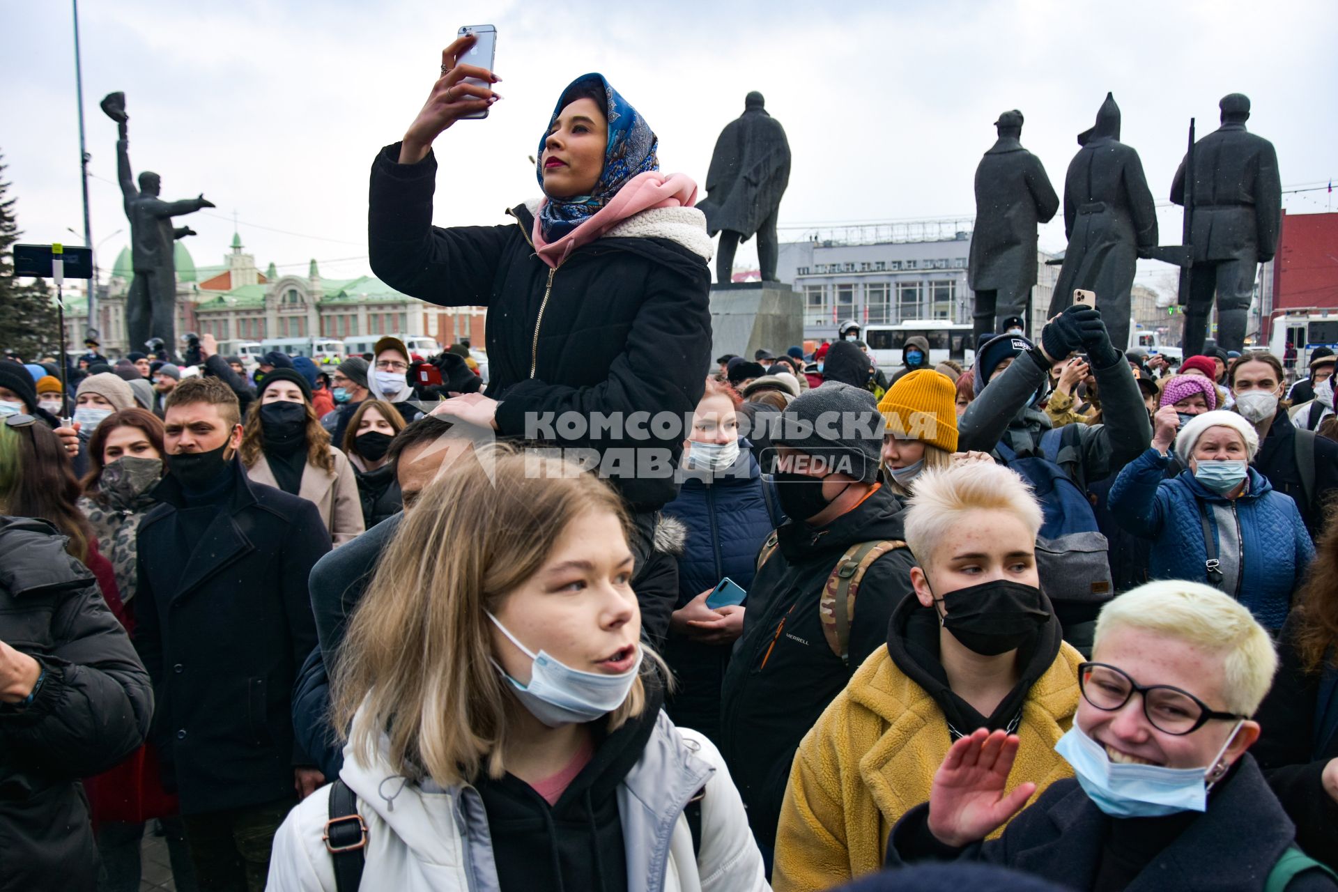 Новосибирск.  Участники несанкционированной акции в поддержку Алексея Навального  на площади Ленина.