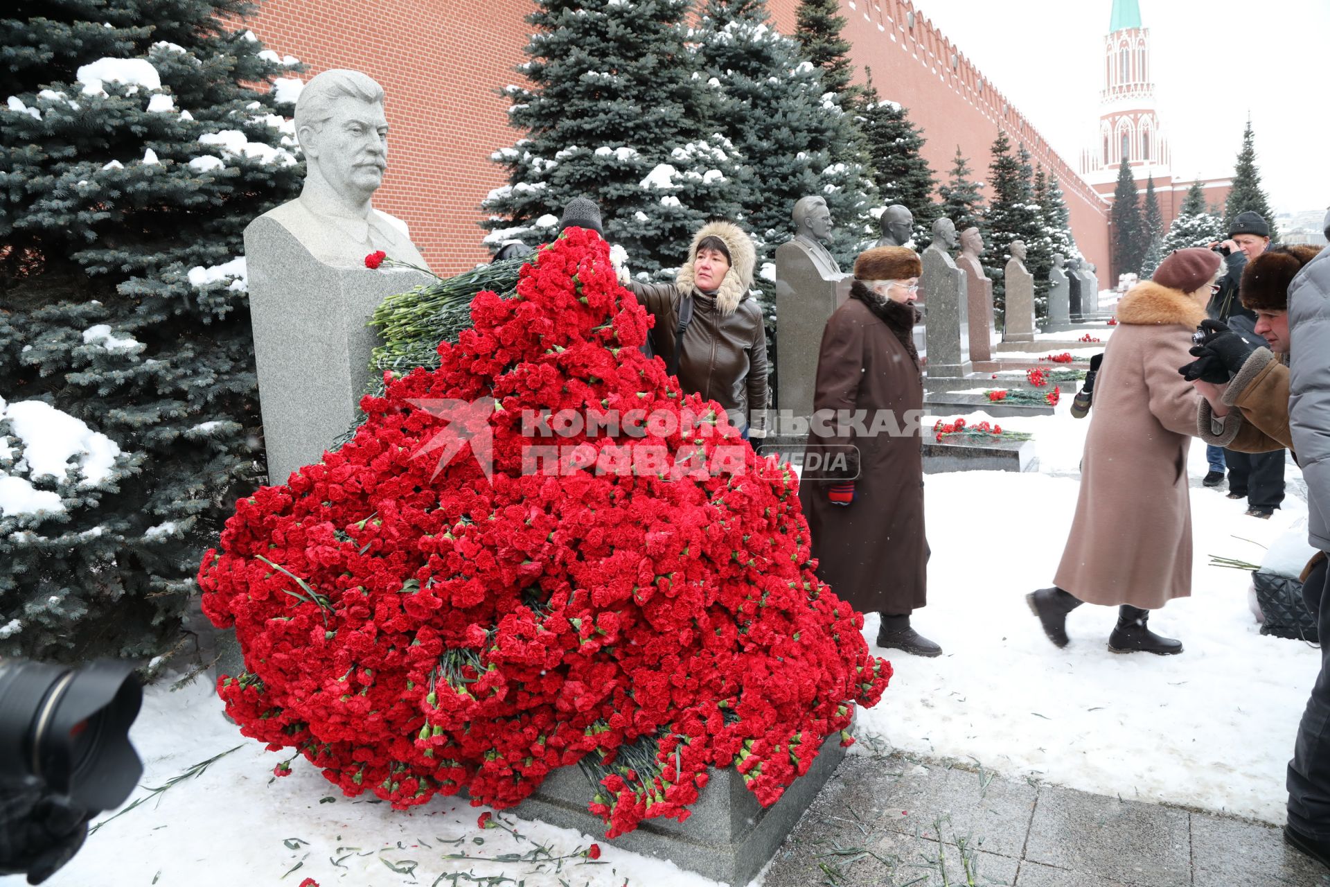 Красная площадь. Возложение цветов на могилу Иосифа Сталина в 140-ю годовщину со дня его рождения. 2018