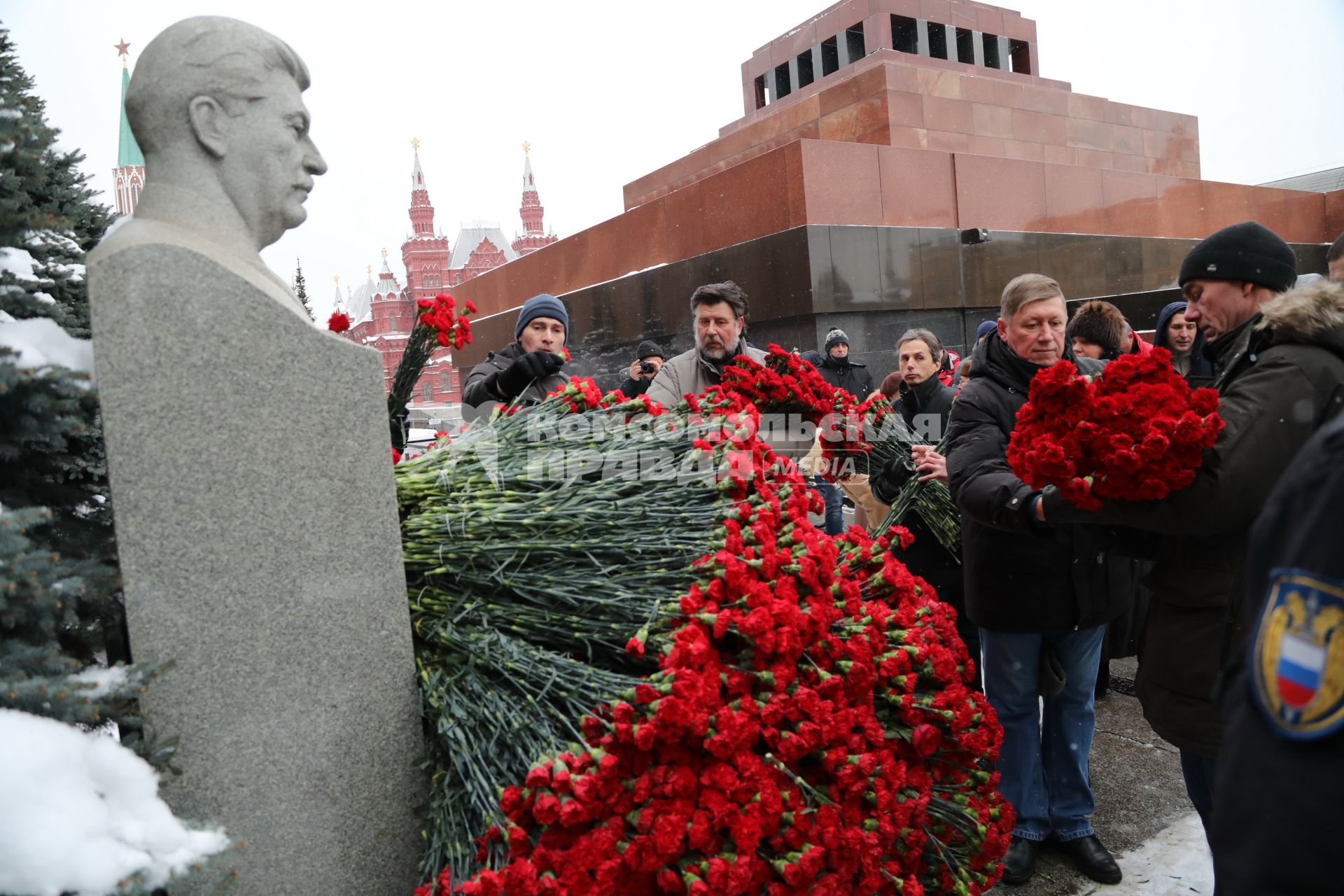 Красная площадь. Возложение цветов на могилу Иосифа Сталина в 140-ю годовщину со дня его рождения. 2018