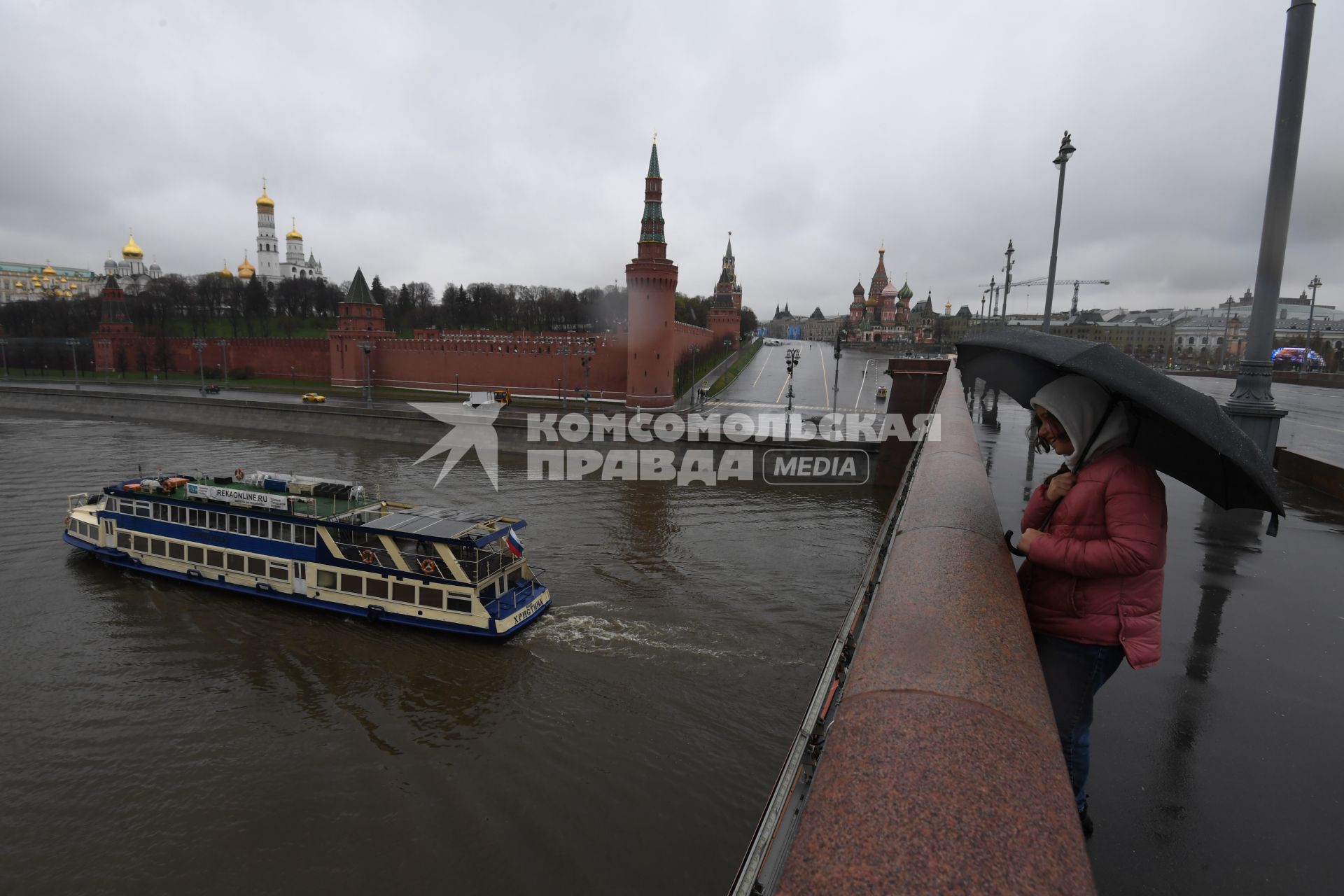 Москва. Теплоход во время парада судов на открытии пассажирской речной навигации на Москве-реке.