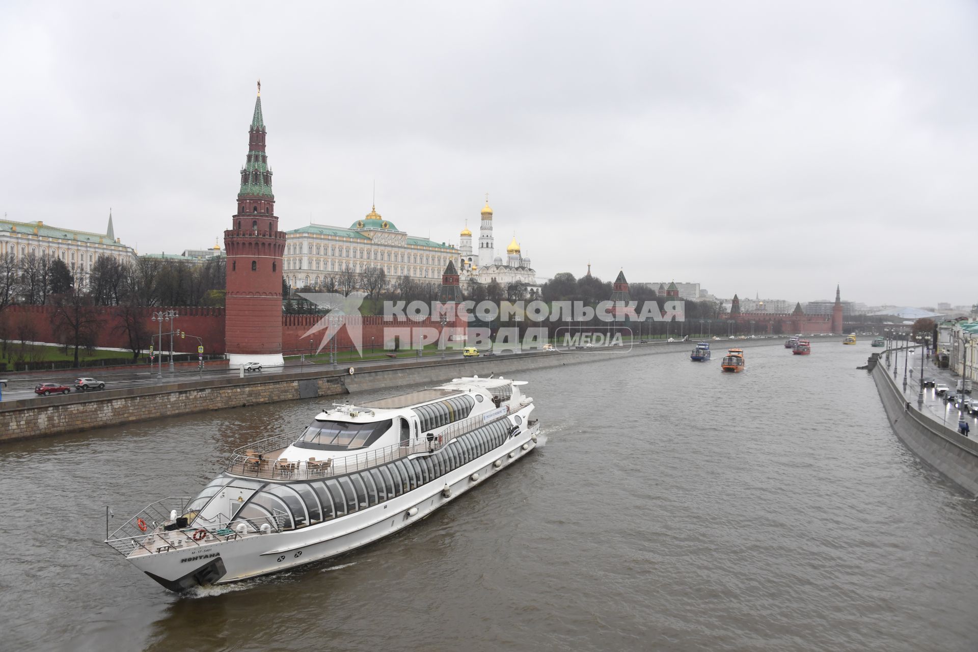 Москва. Пассажирский прогулочный теплоход-ресторан `Монтана` во время парада речных судов на Москве-реке в День открытия навигации.