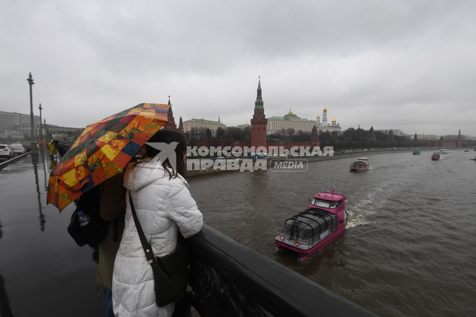 Москва. Теплоходы во время парада судов на открытии пассажирской речной навигации на Москве-реке.