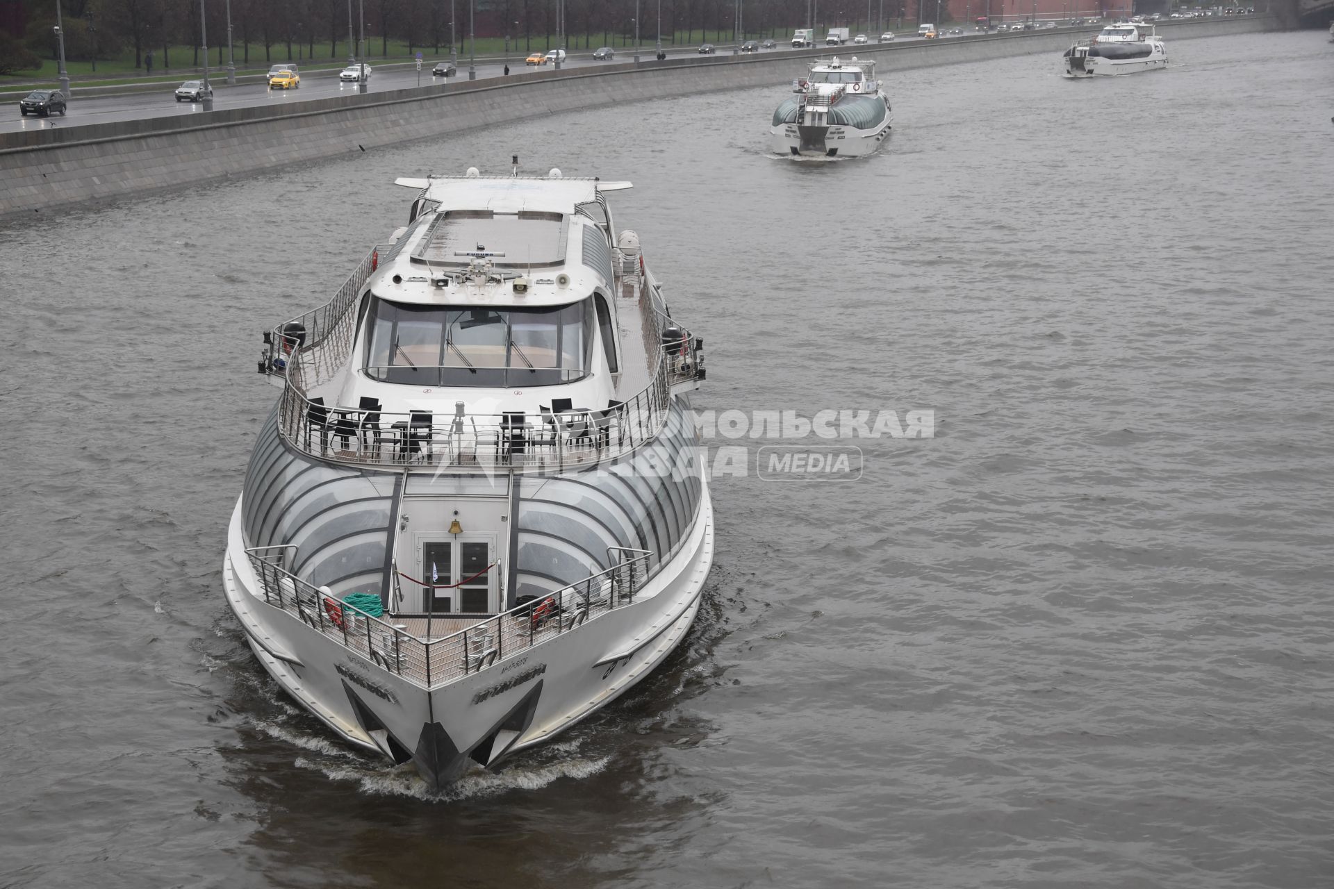 Москва. Пассажирский прогулочный теплоход-ресторан `Примавера` во время парада речных судов на Москве-реке в День открытия навигации.