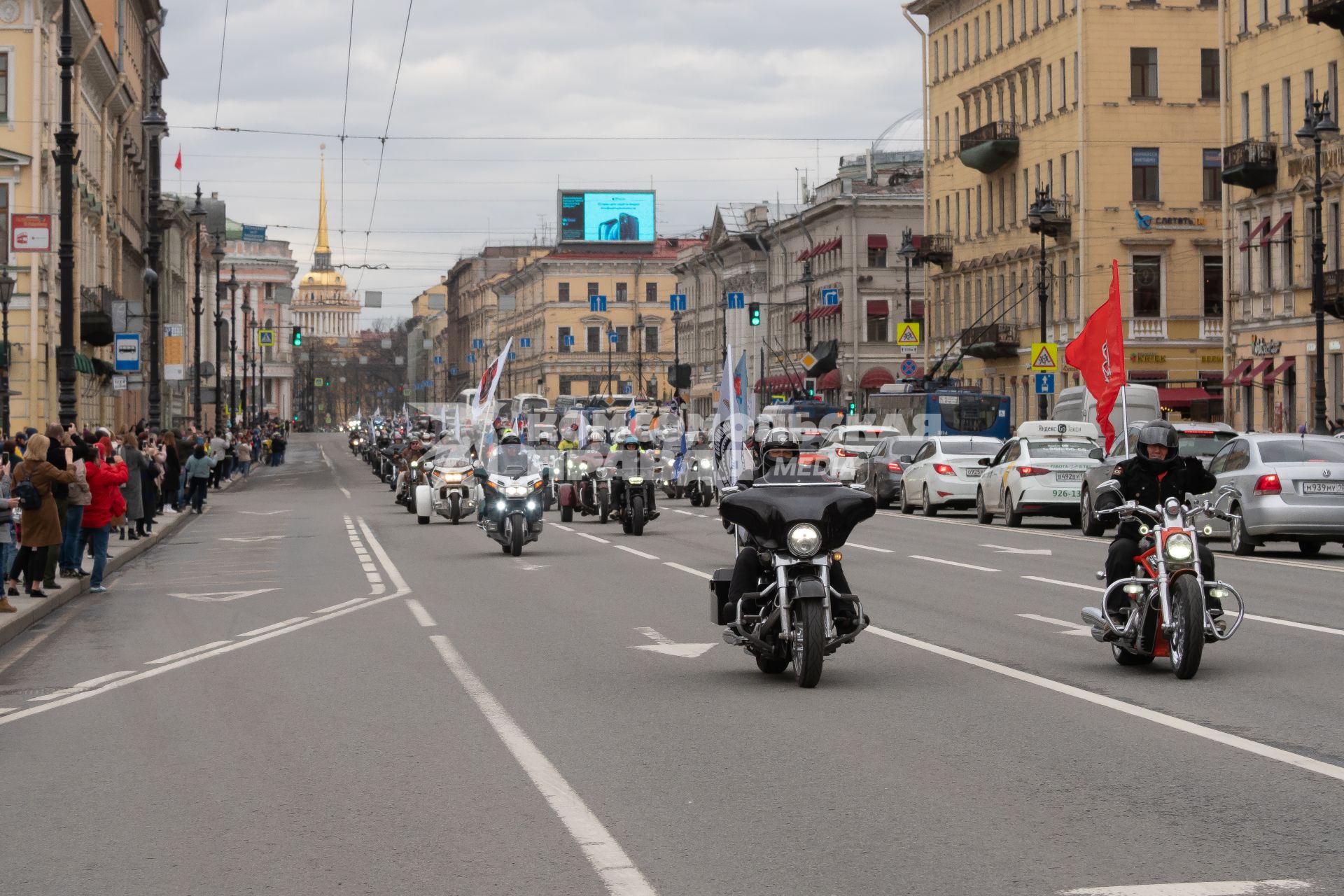 Санкт-Петербург. Байкеры во время мотопарада, приуроченного к открытию мотосезона, на Невском проспекте.