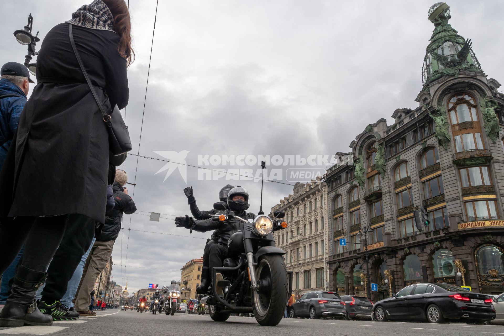 Санкт-Петербург. Байкеры во время мотопарада, приуроченного к открытию мотосезона, на Невском проспекте.