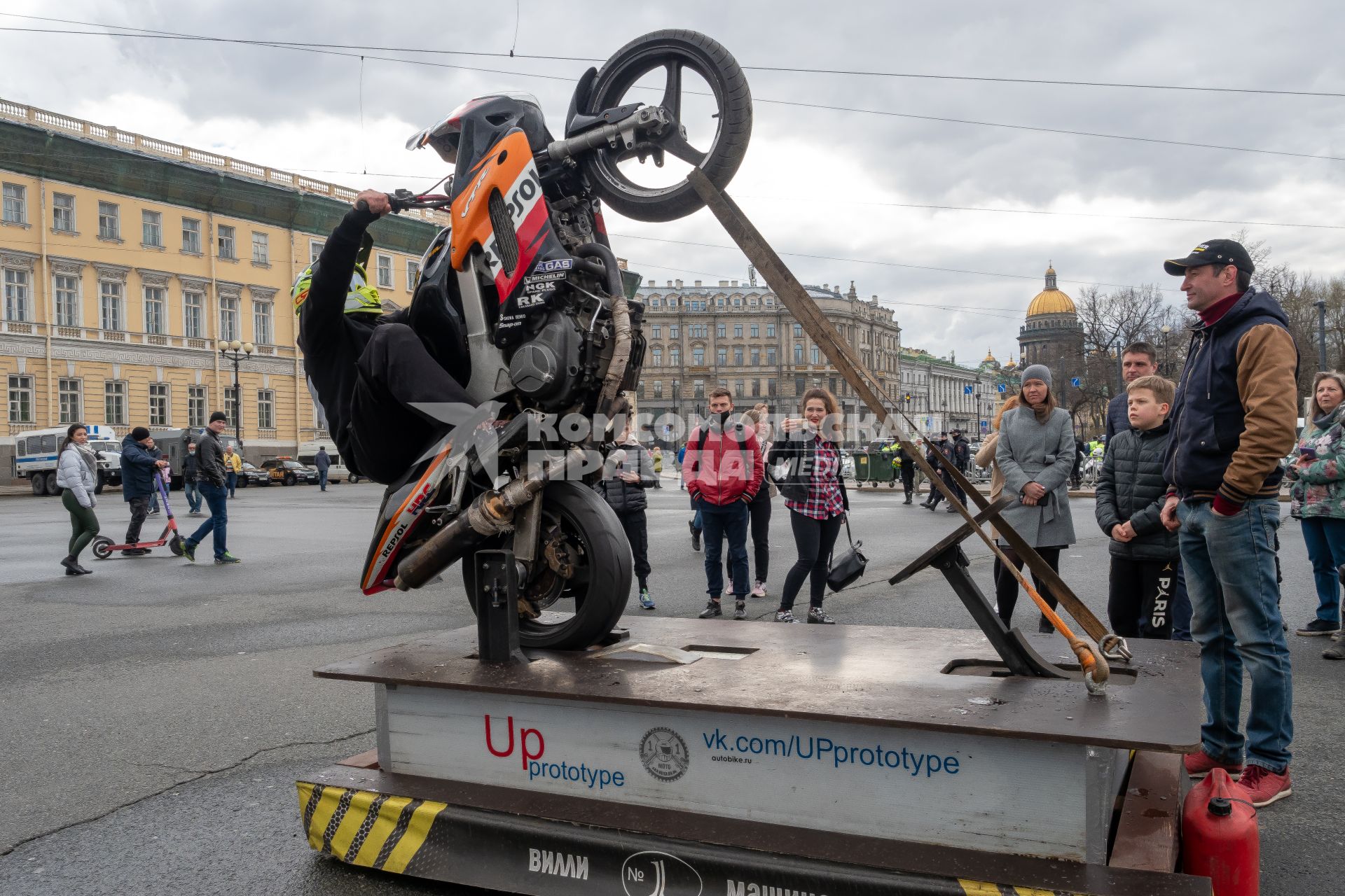 Санкт-Петербург. Перед началом мотопарада, посвященного открытию сезона, на Дворцовой площади.