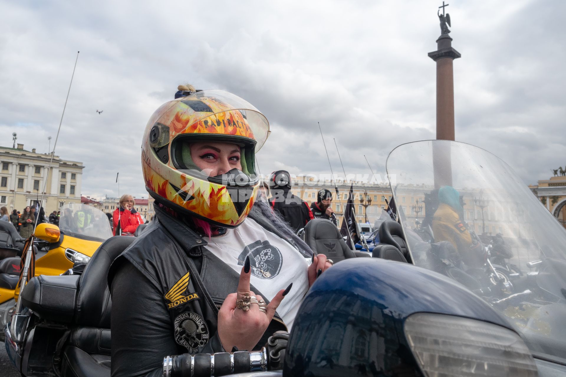 Санкт-Петербург. Байкер перед началом мотопарада, посвященного открытию сезона, на Дворцовой площади.