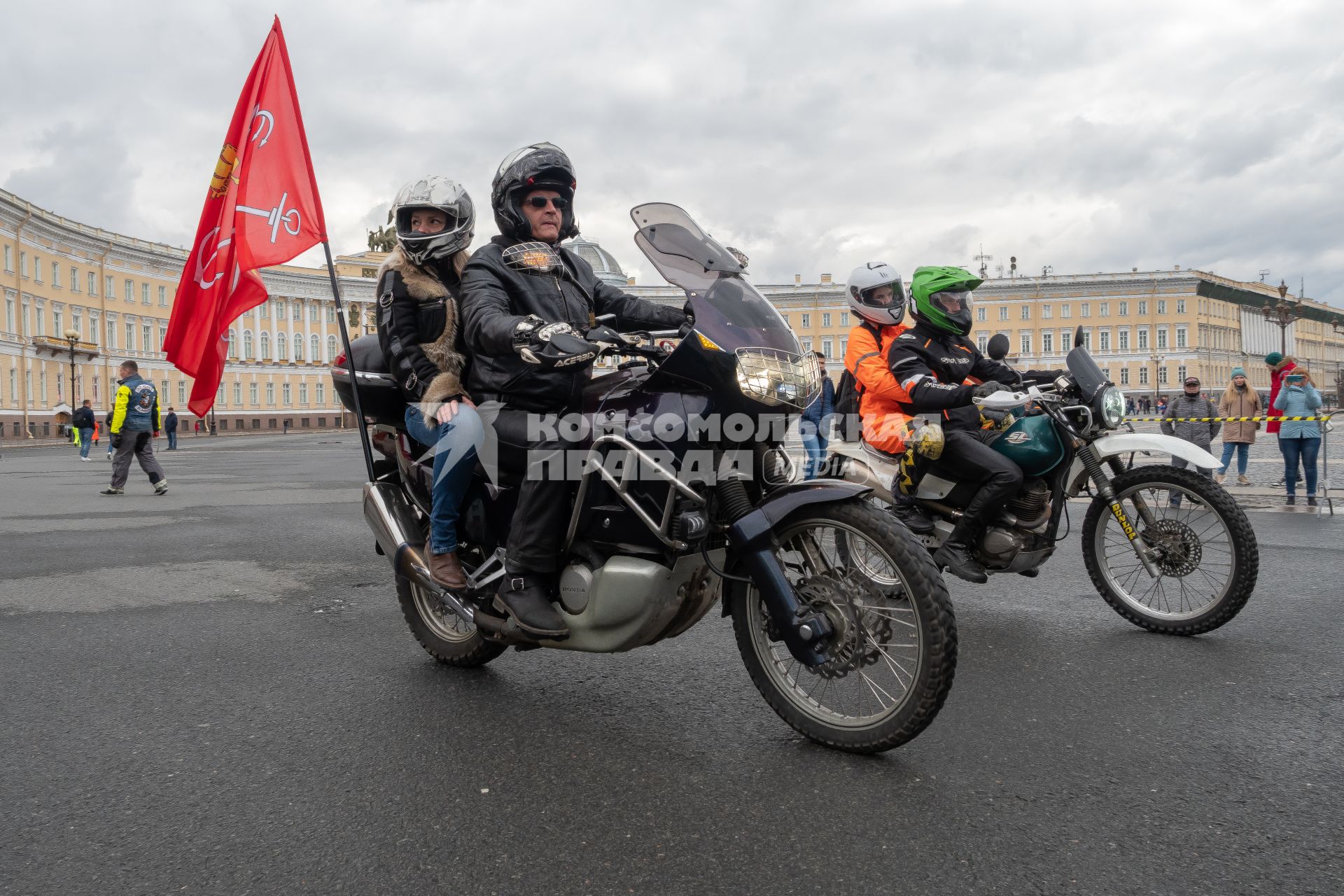 Санкт-Петербург. Байкеры перед началом мотопарада, посвященного открытию сезона, на Дворцовой площади.