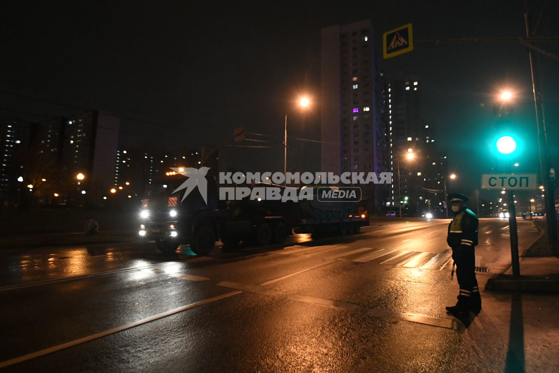 Москва.  Военная техника  во время передислокации с военного полигона `Алабино` для участия в параде Победы на Красной площади.