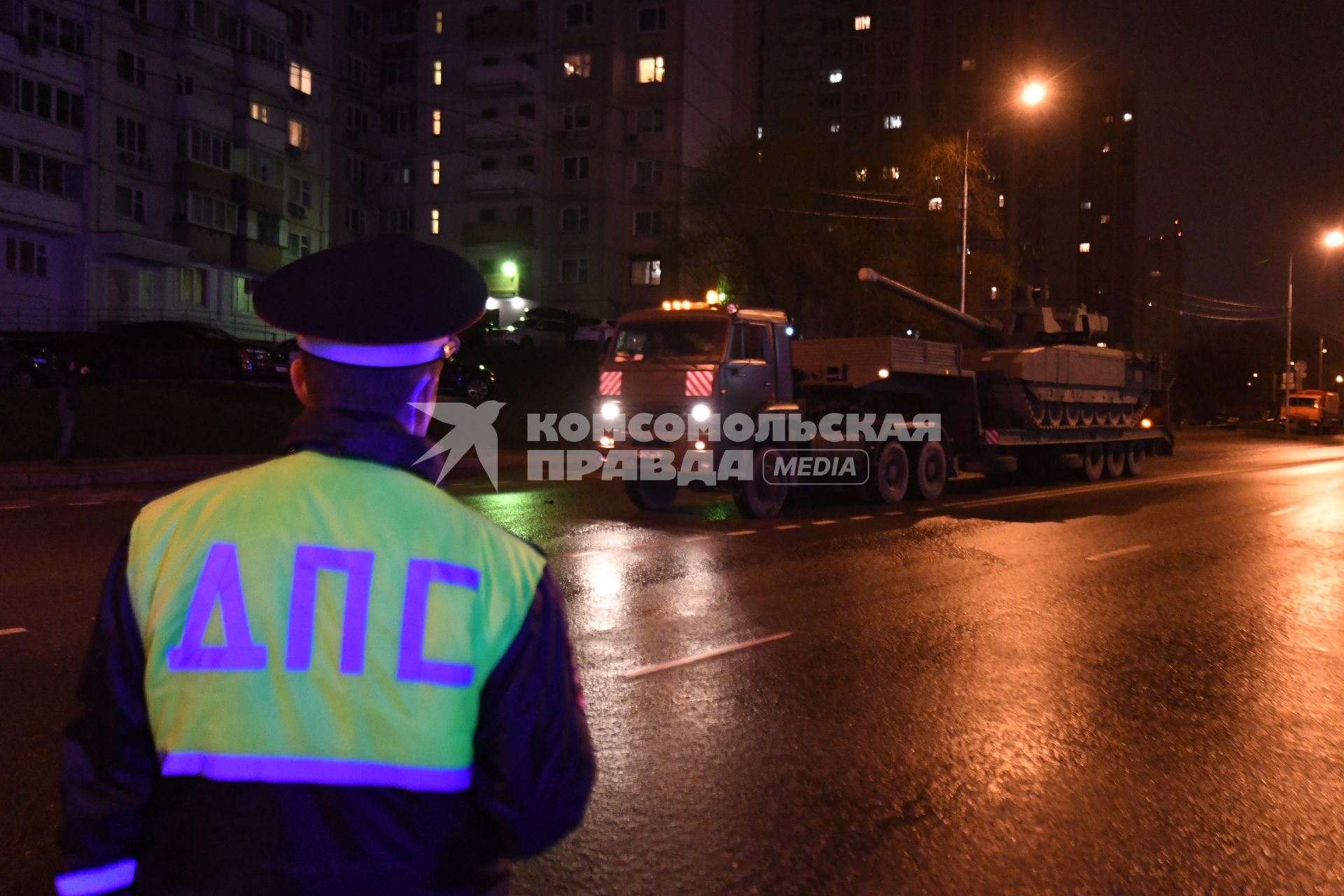 Москва.  Военная техника  во время передислокации с военного полигона `Алабино` для участия в параде Победы на Красной площади.