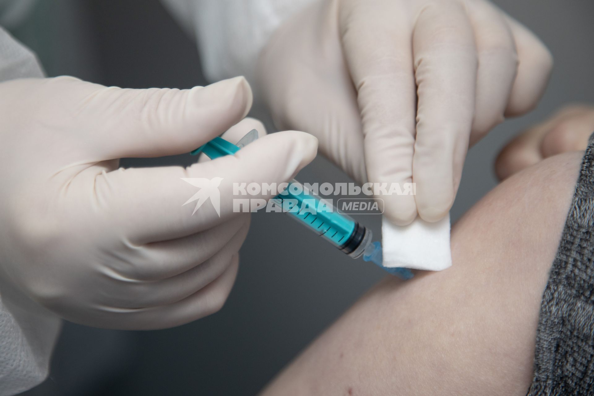 Пермь. Медсестра делает женщине прививку вакциной `Гам-Ковид-Вак`  (`Спутник V`) от коронавирусной инфекции в мобильном  пункте вакцинации.