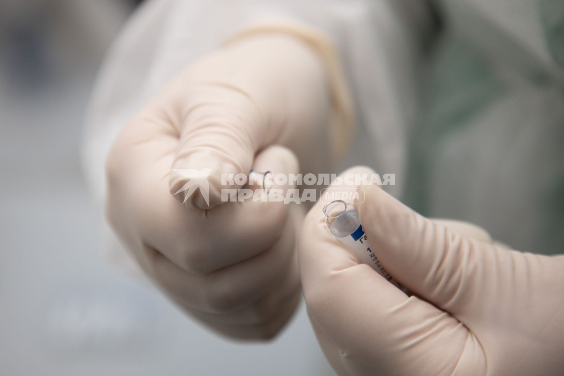 Пермь. Медсестра держит в руках ампулу с вакциной `Гам-КОВИД-Вак` (`Спутник V`) от коронавирусной инфекции COVID-19  в мобильном  пункте вакцинации.