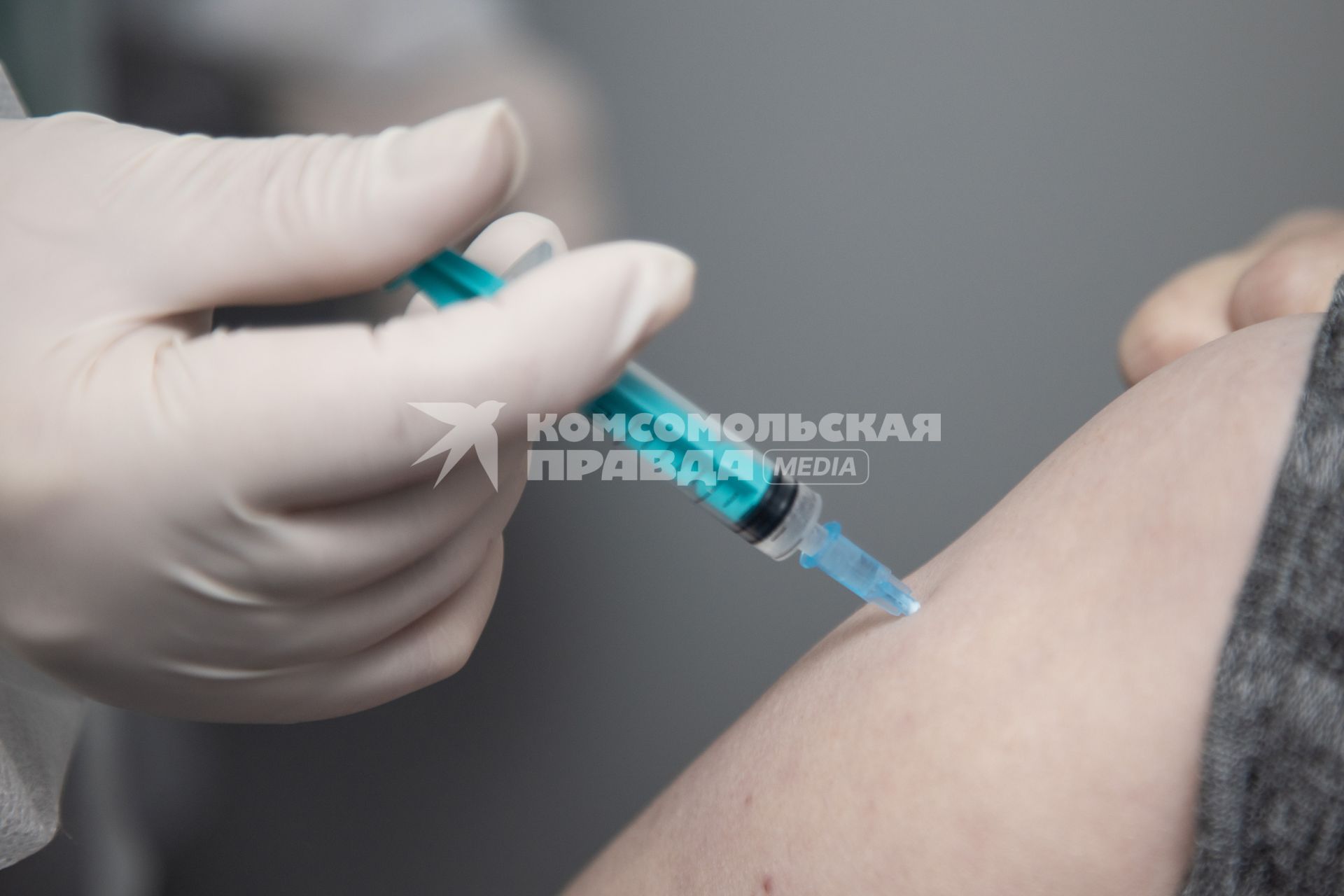 Пермь. Медсестра делает женщине прививку вакциной `Гам-Ковид-Вак`  (`Спутник V`) от коронавирусной инфекции в мобильном  пункте вакцинации.