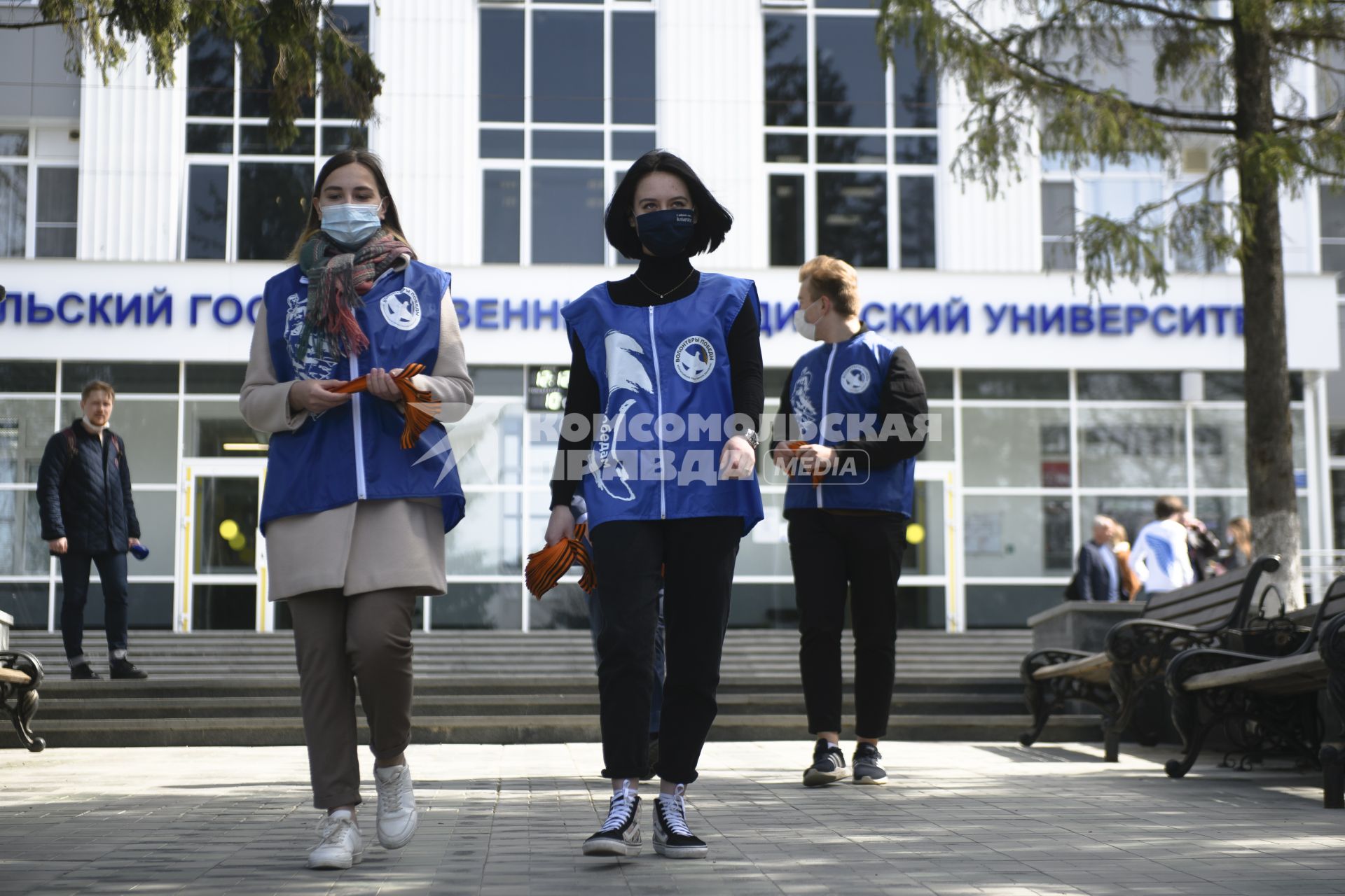 Екатеринбург. Старт акции \'Георгиевская ленточка\'. Студенты, участники двиджения \'Волонтеры Победы\' аздавали Георгиевские ленточки прохожим на улице, рассказывая значение цветов ленты и правила ее ношения