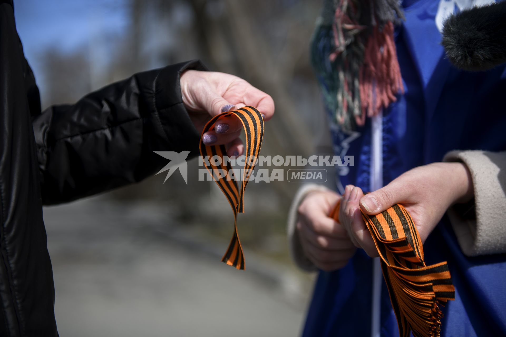 Екатеринбург. Старт акции \'Георгиевская ленточка\'. Студенты, участники двиджения \'Волонтеры Победы\' аздавали Георгиевские ленточки прохожим на улице, рассказывая значение цветов ленты и правила ее ношения