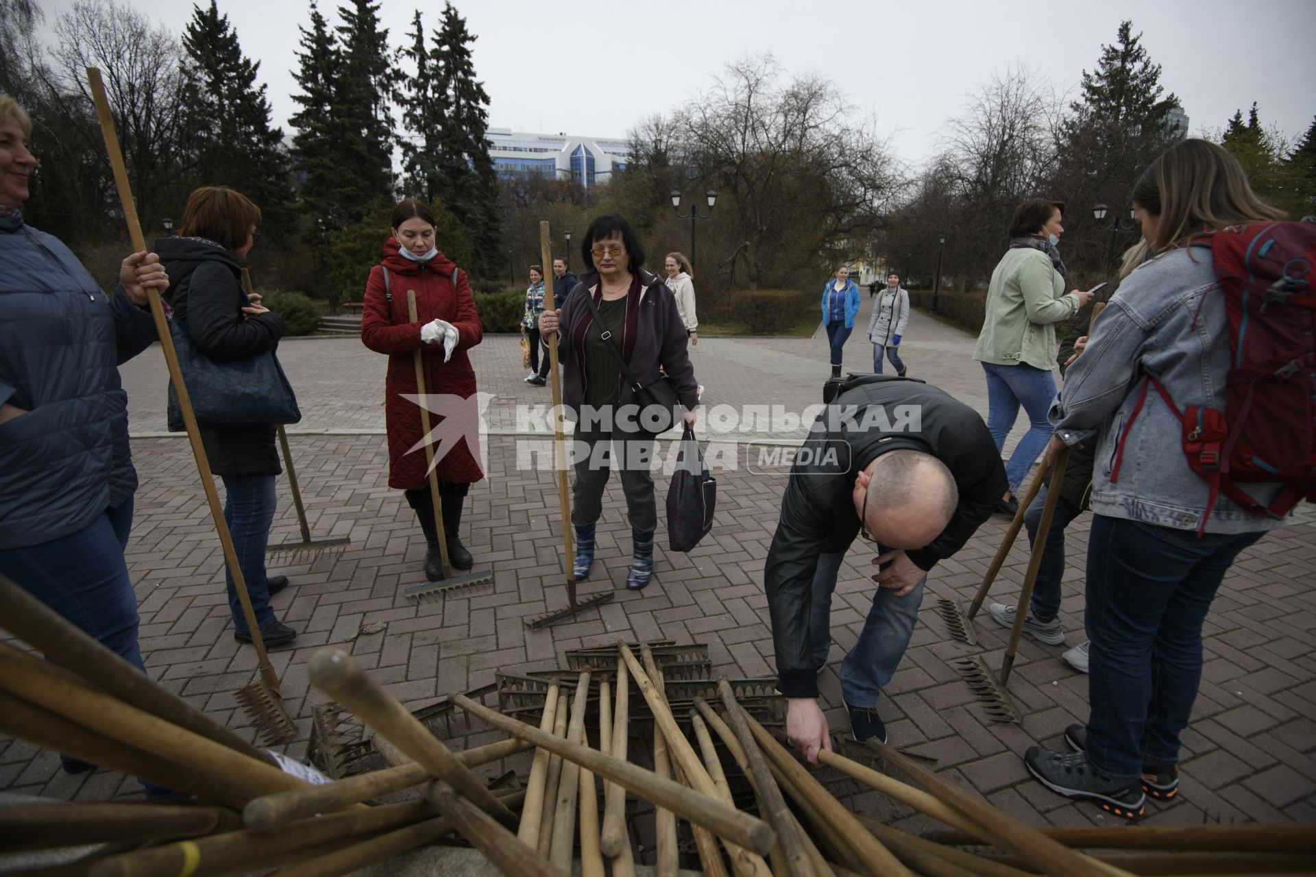 Екатеринбург. Сотрудники администрации города Екатеринбурга вышли на общегородской субботник в Дендрологический парк