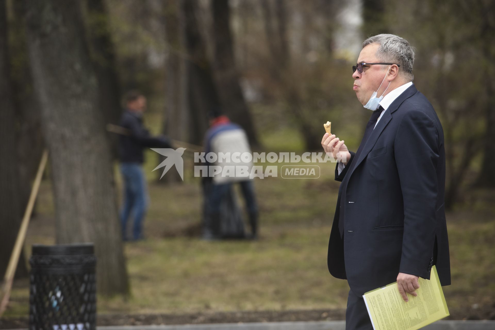 Екатеринбург. Чиновни ест мороженку пока сотрудники администрации города Екатеринбурга вышли на общегородской субботник в Дендрологический парк