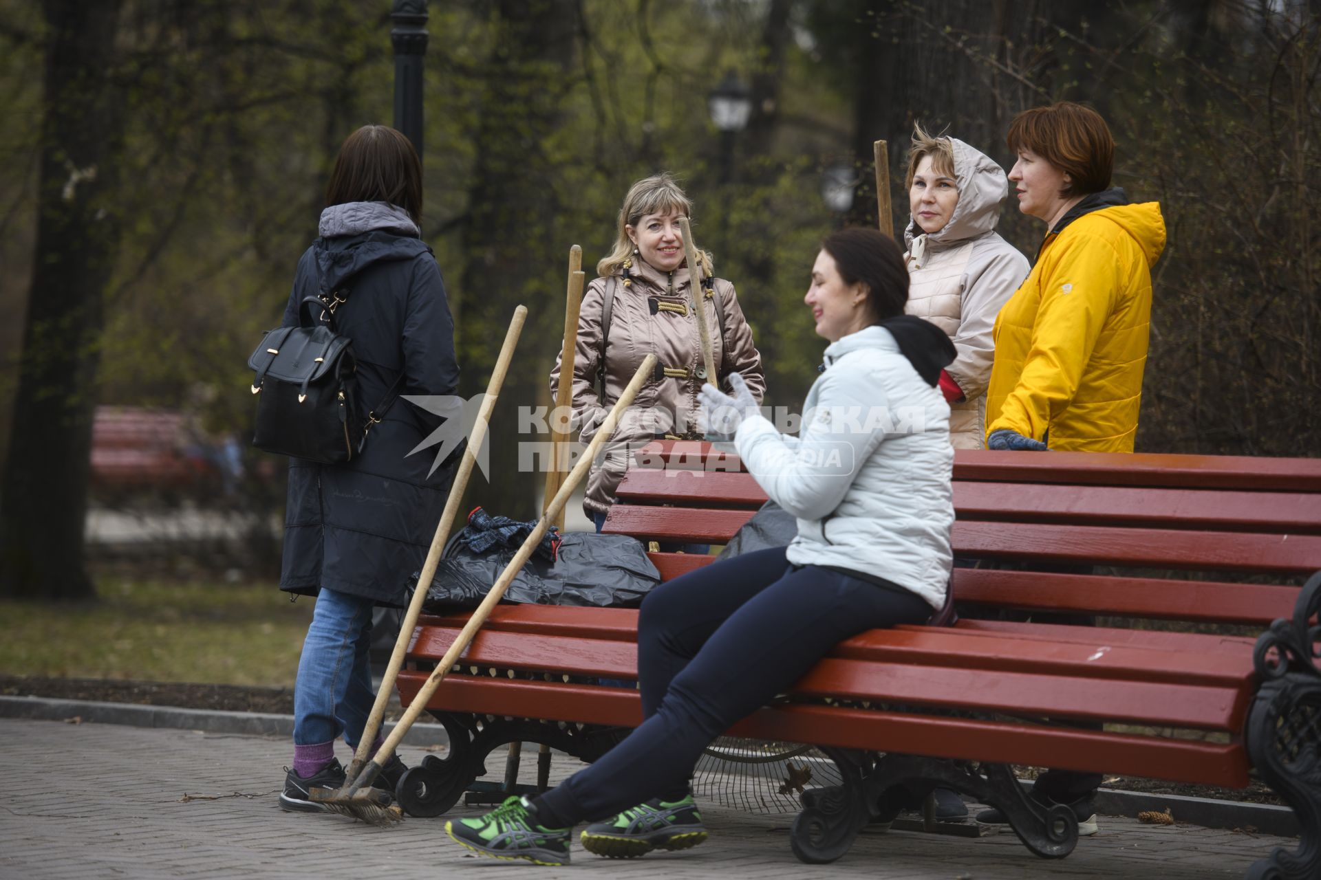 Екатеринбург. Сотрудники администрации города Екатеринбурга вышли на общегородской субботник в Дендрологический парк